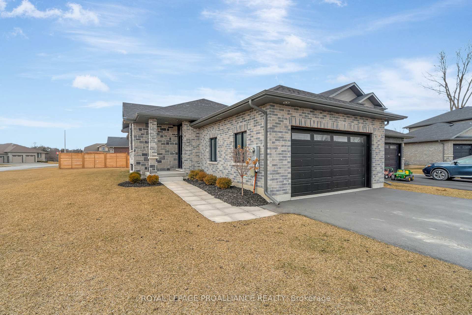 Photo 3 of 16 Perth Court, Belleville, Belleville Ward — HOMEH