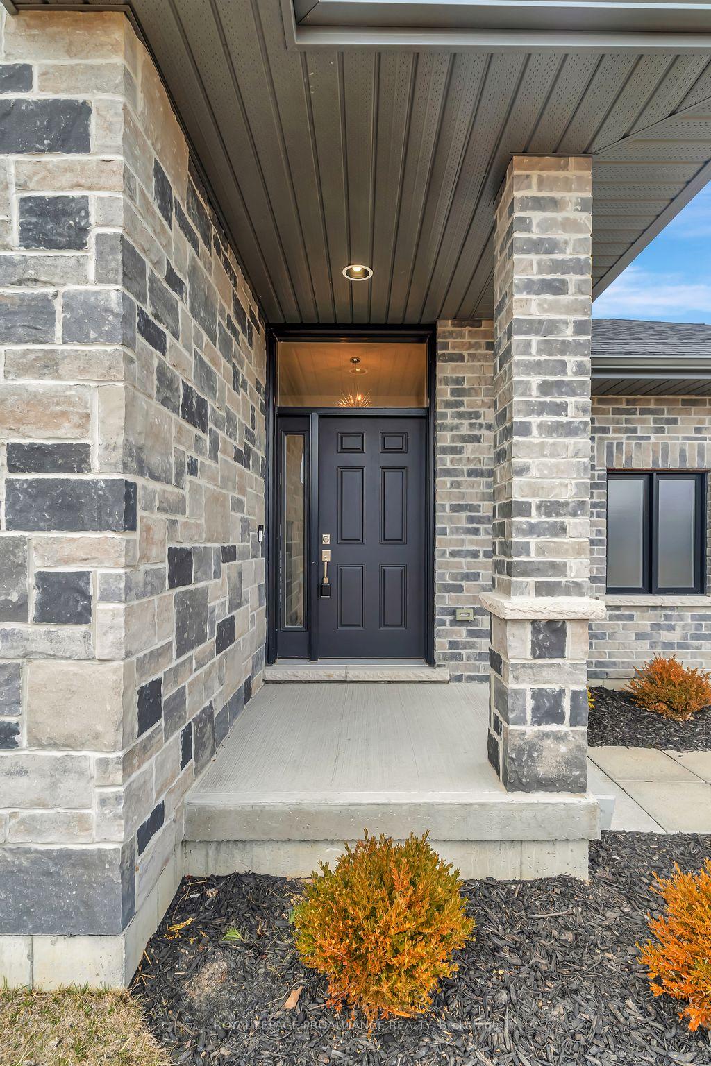 Photo 2 of 16 Perth Court, Belleville, Belleville Ward — HOMEH