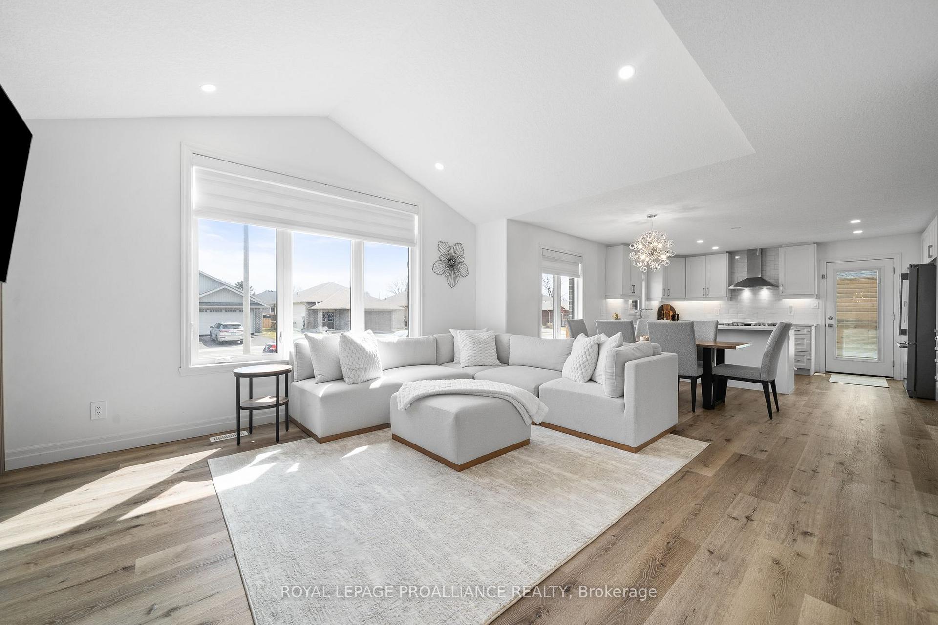 Photo 4 of 16 Perth Court, Belleville, Belleville Ward — HOMEH