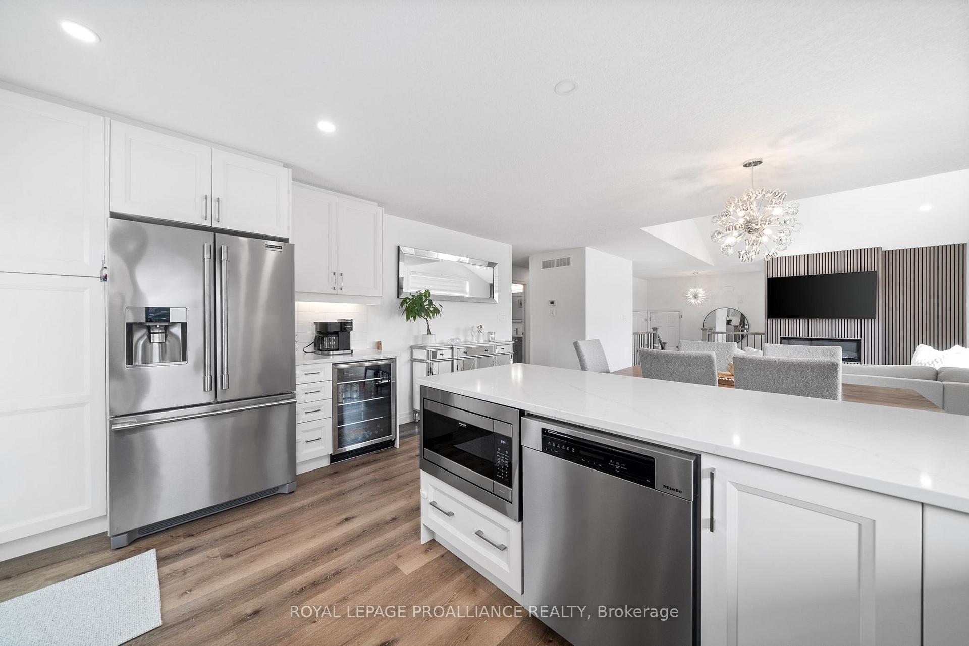 Photo 10 of 16 Perth Court, Belleville, Belleville Ward — HOMEH