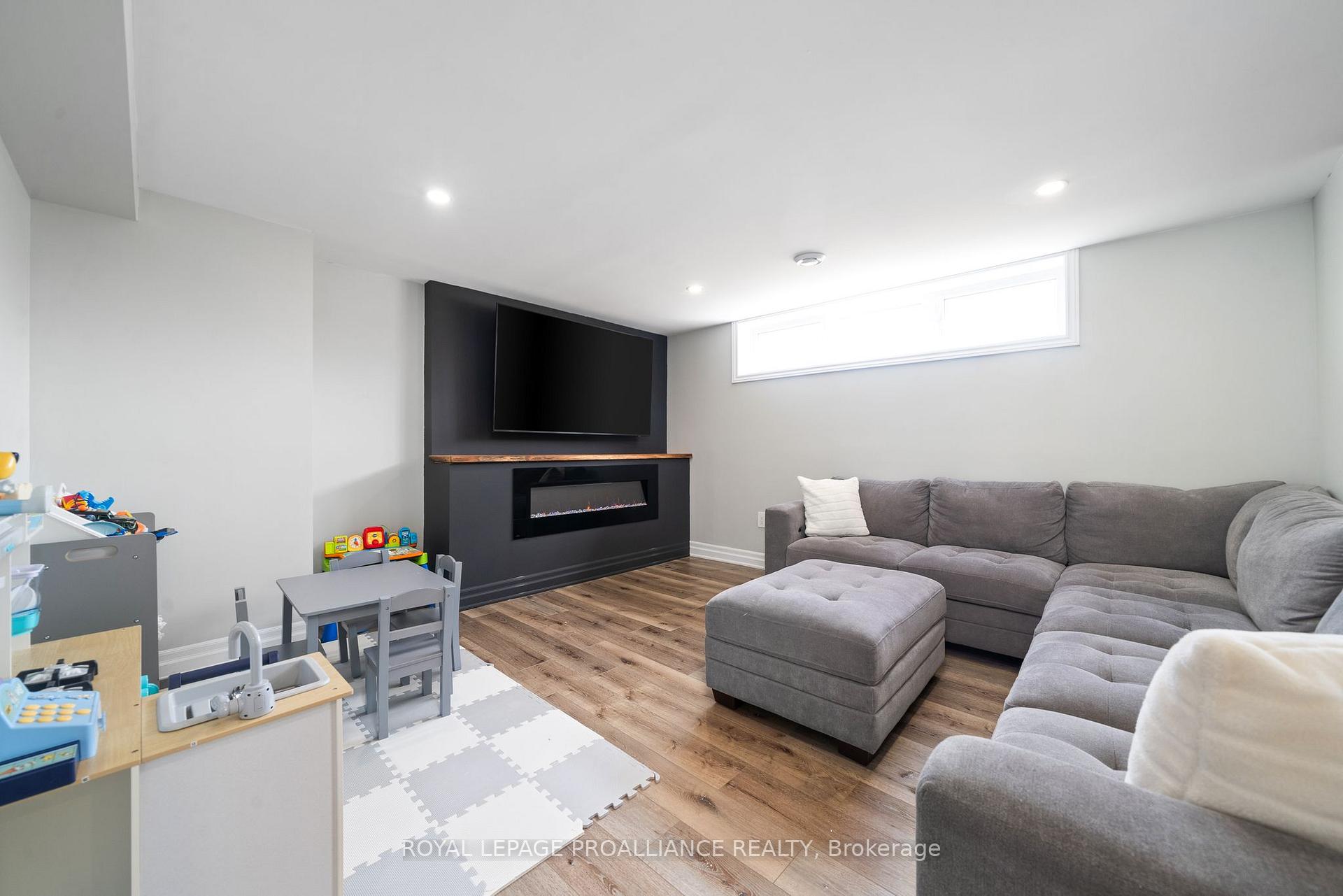 Photo 24 of 16 Perth Court, Belleville, Belleville Ward — HOMEH
