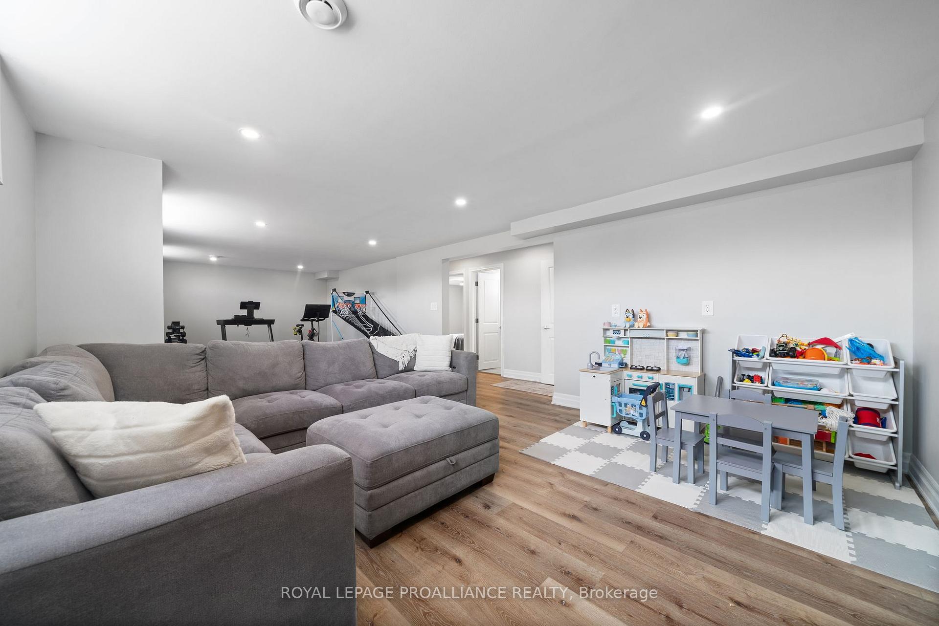 Photo 23 of 16 Perth Court, Belleville, Belleville Ward — HOMEH