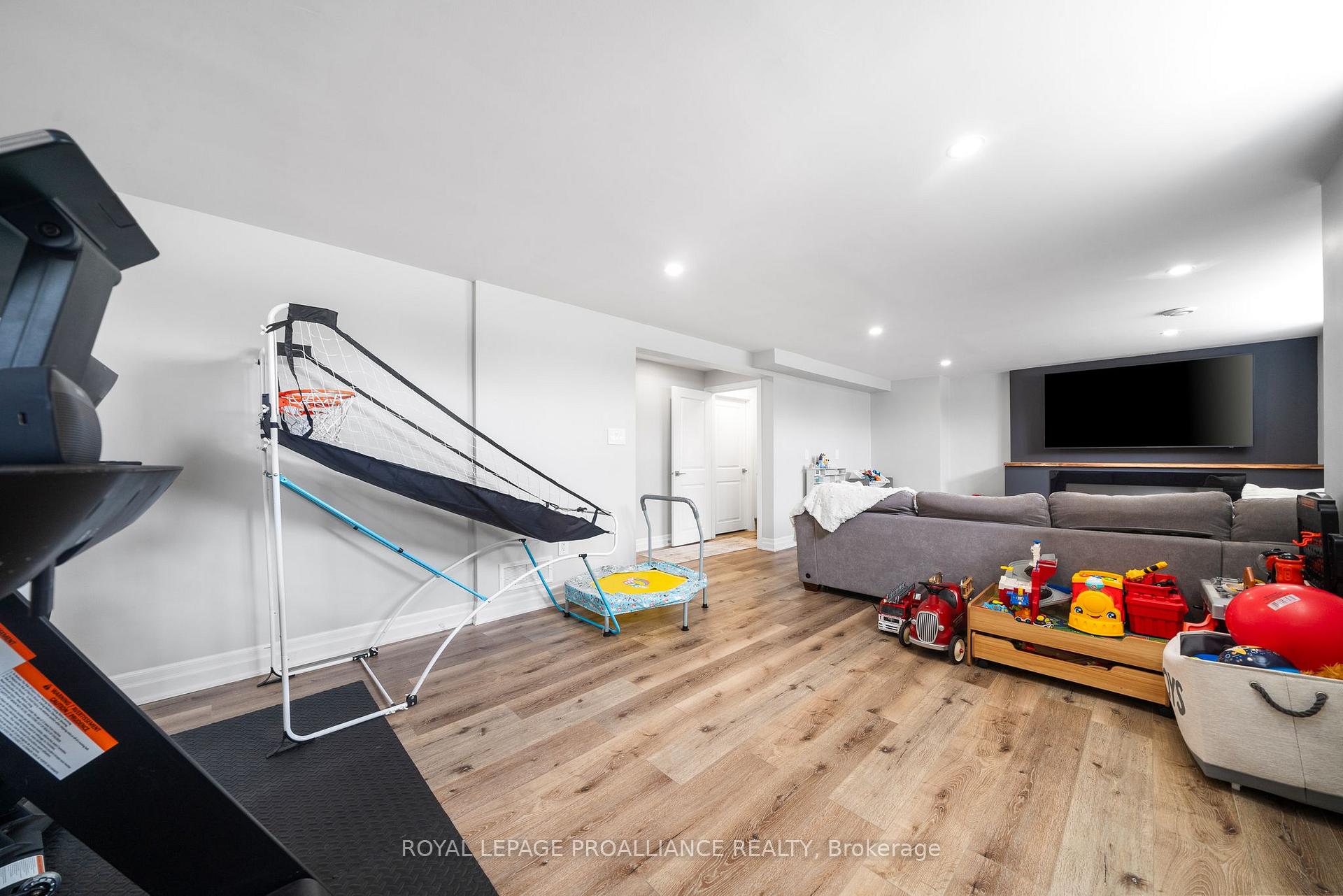 Photo 26 of 16 Perth Court, Belleville, Belleville Ward — HOMEH