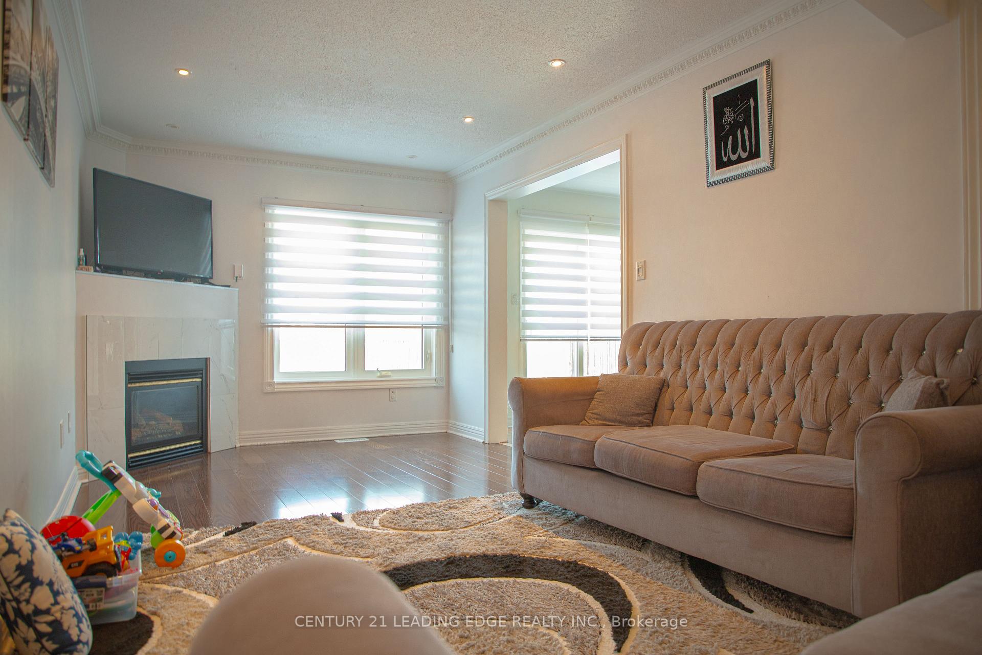 Photo 11 of 20 Del Francesco Way, Vaughan, Vellore Village — HOMEH