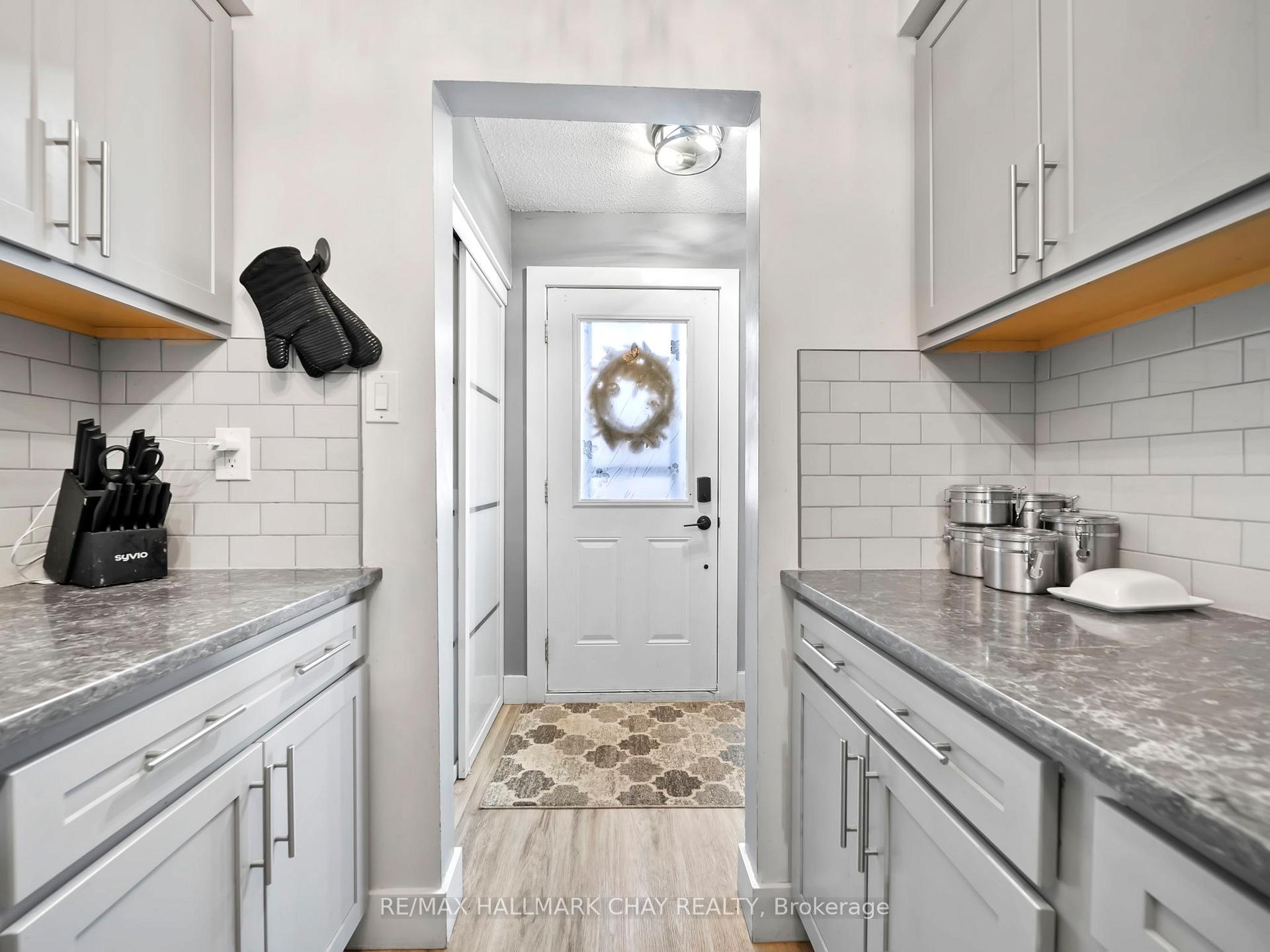 Photo 4 of 48 Austen Lane, Barrie, Letitia Heights — HOMEH