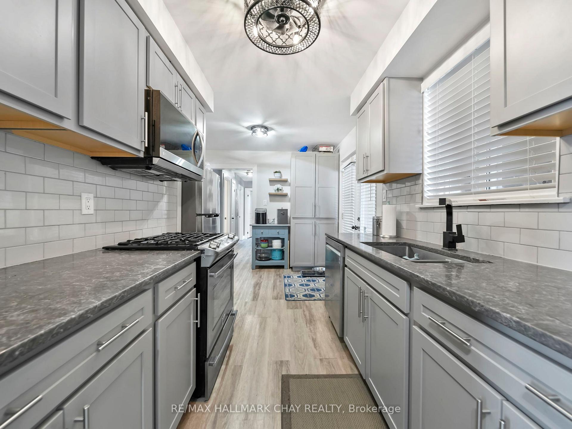 Photo 5 of 48 Austen Lane, Barrie, Letitia Heights — HOMEH