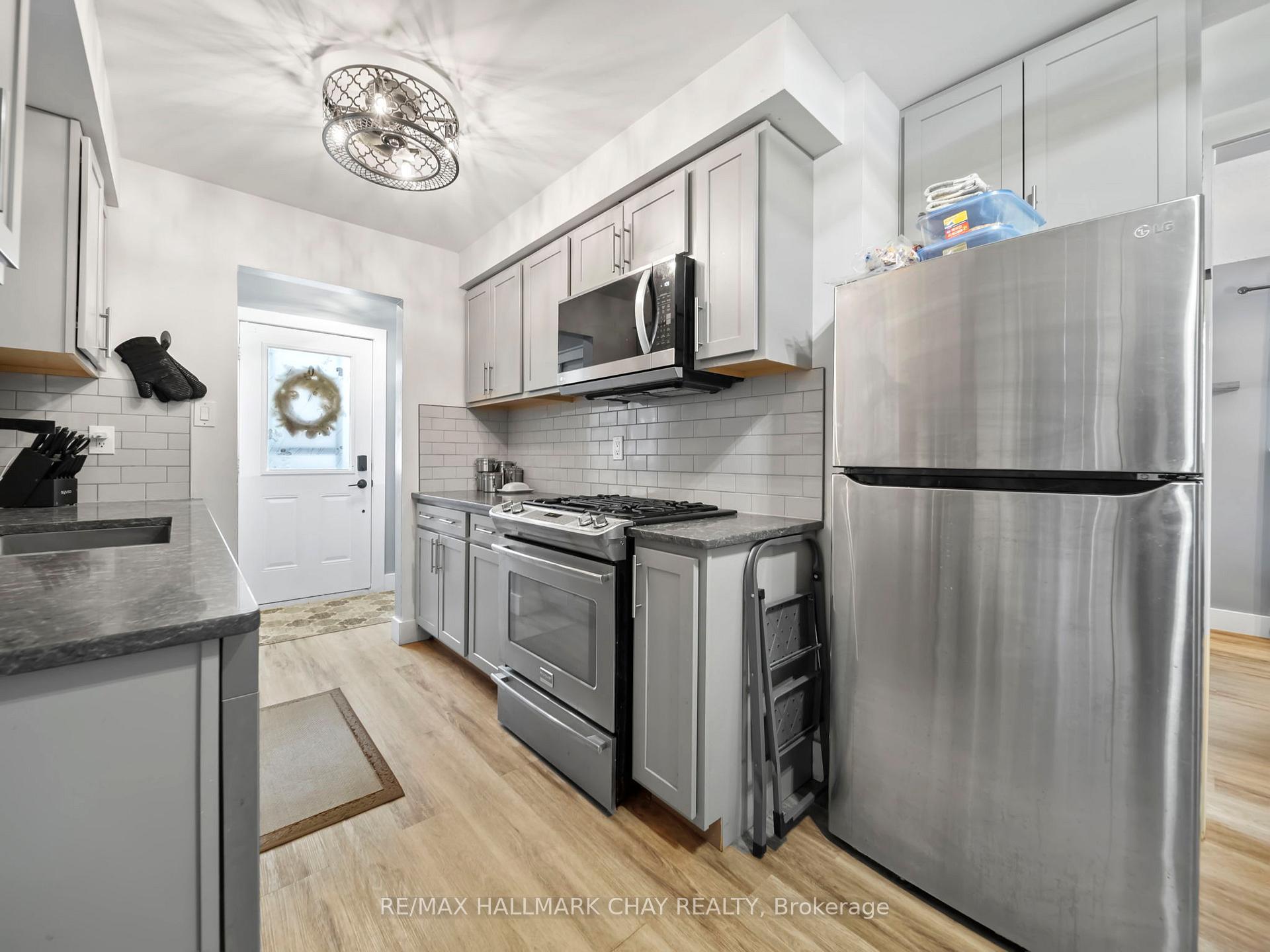 Photo 8 of 48 Austen Lane, Barrie, Letitia Heights — HOMEH