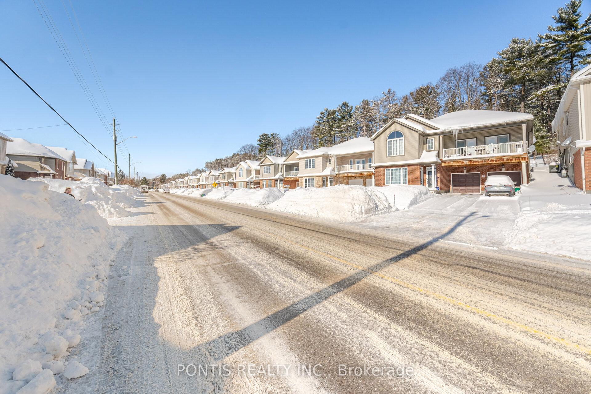 Photo 6 of 330 Edgehill Drive, Barrie, Sandy Hollow — HOMEH