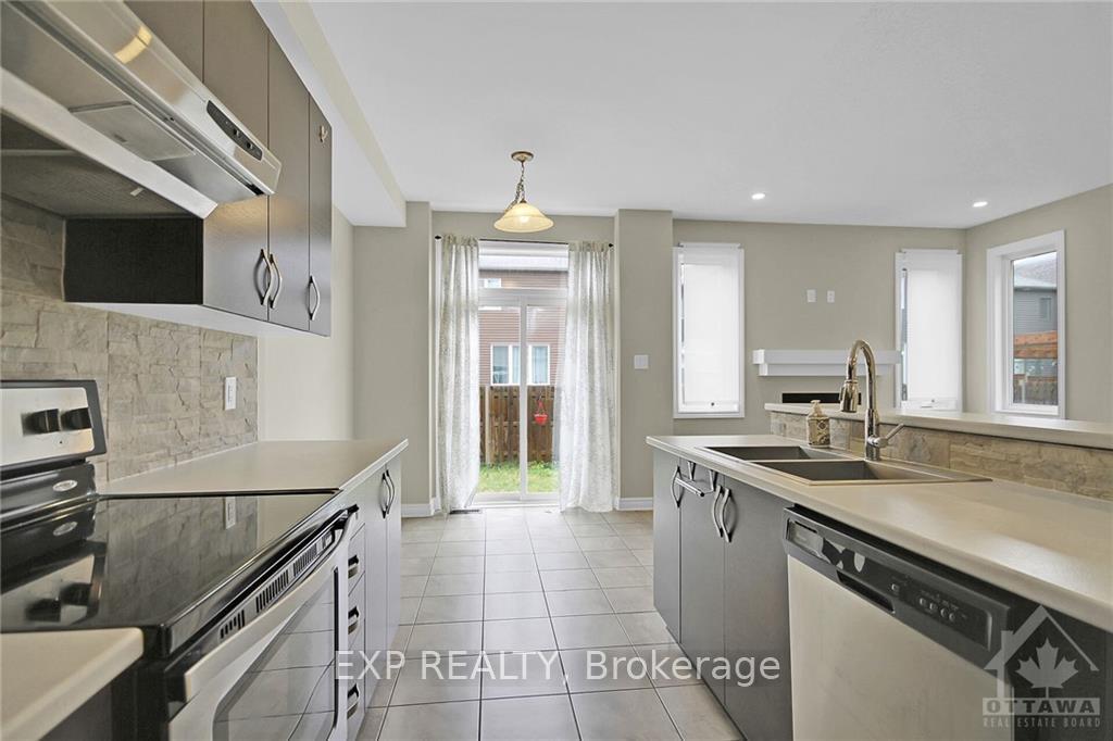 Photo 5 of 660 Lauraleaf Crescent, Ottawa, Barrhaven - Half Moon Bay — HOMEH