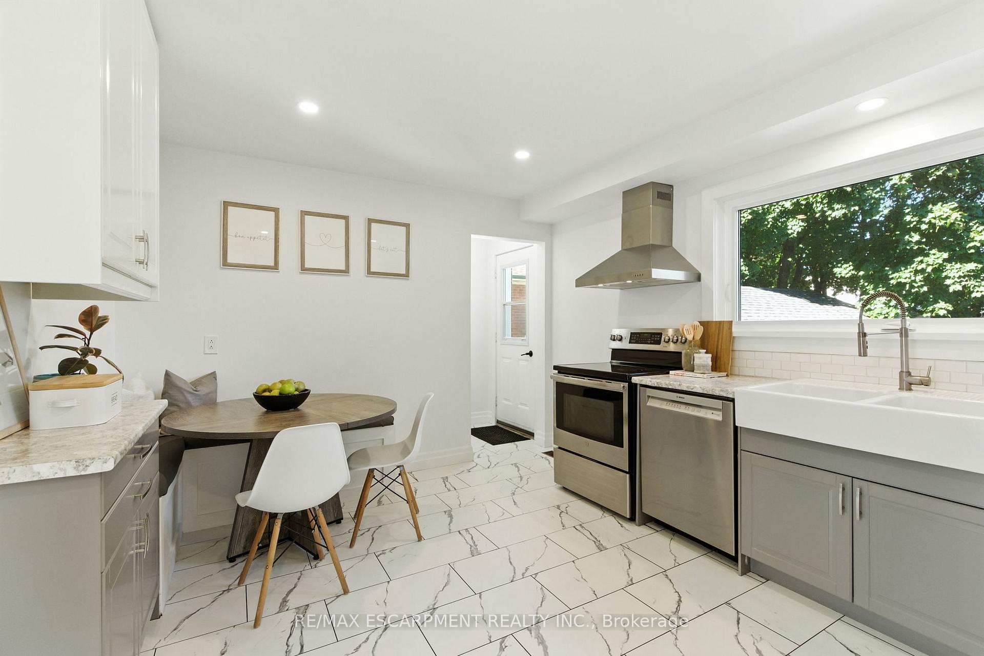Photo 12 of 139 Toby Crescent, Hamilton, Huntington — HOMEH