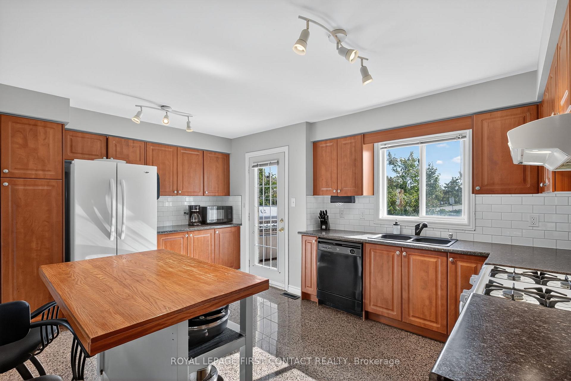 Photo 13 of 122 Northview Crescent, Barrie, Northwest — HOMEH