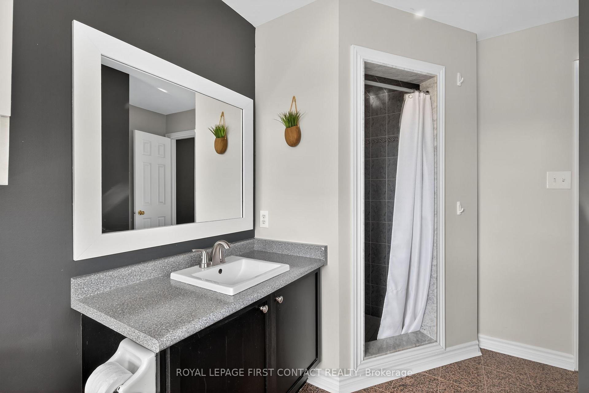 Photo 21 of 122 Northview Crescent, Barrie, Northwest — HOMEH