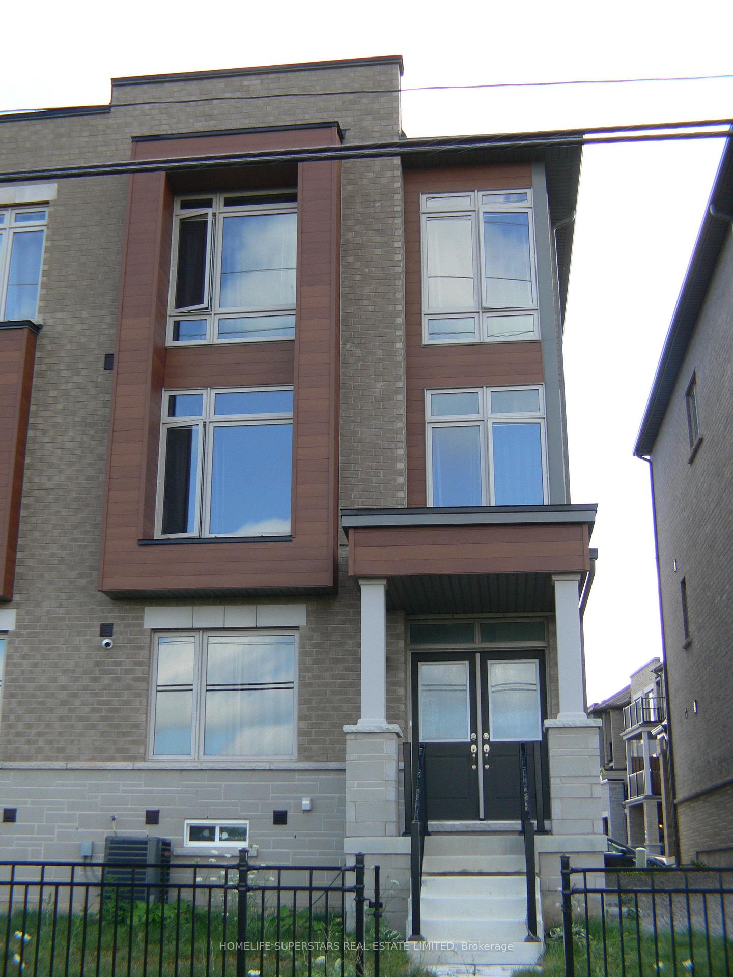 Photo 3 of 95 Donald Ficht Crescent, Brampton, Northwest Brampton — HOMEH