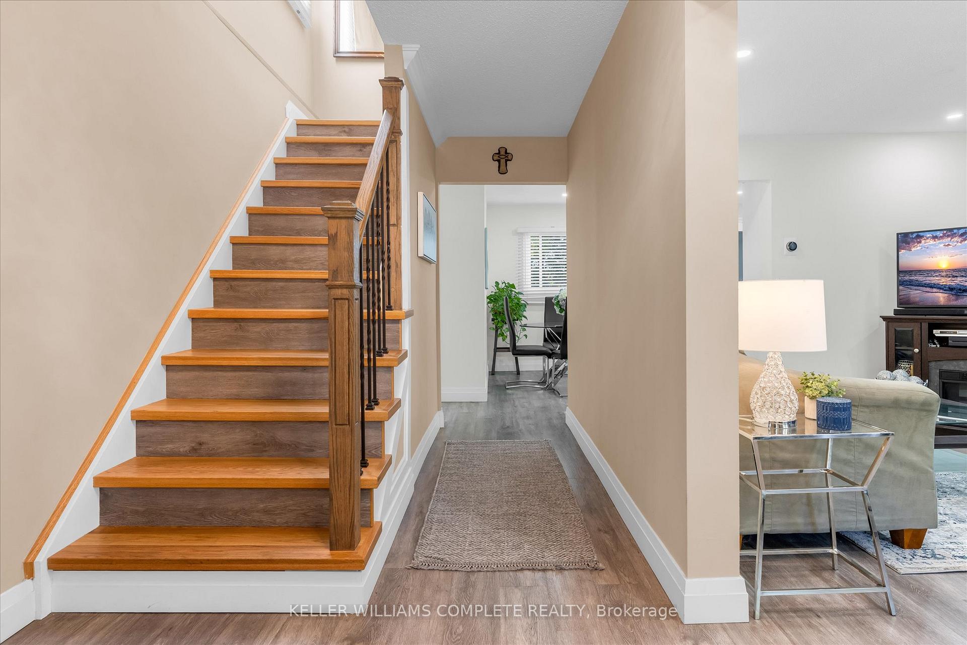 Photo 4 of 58 Nordale Crescent, Hamilton, Stoney Creek Mountain — HOMEH