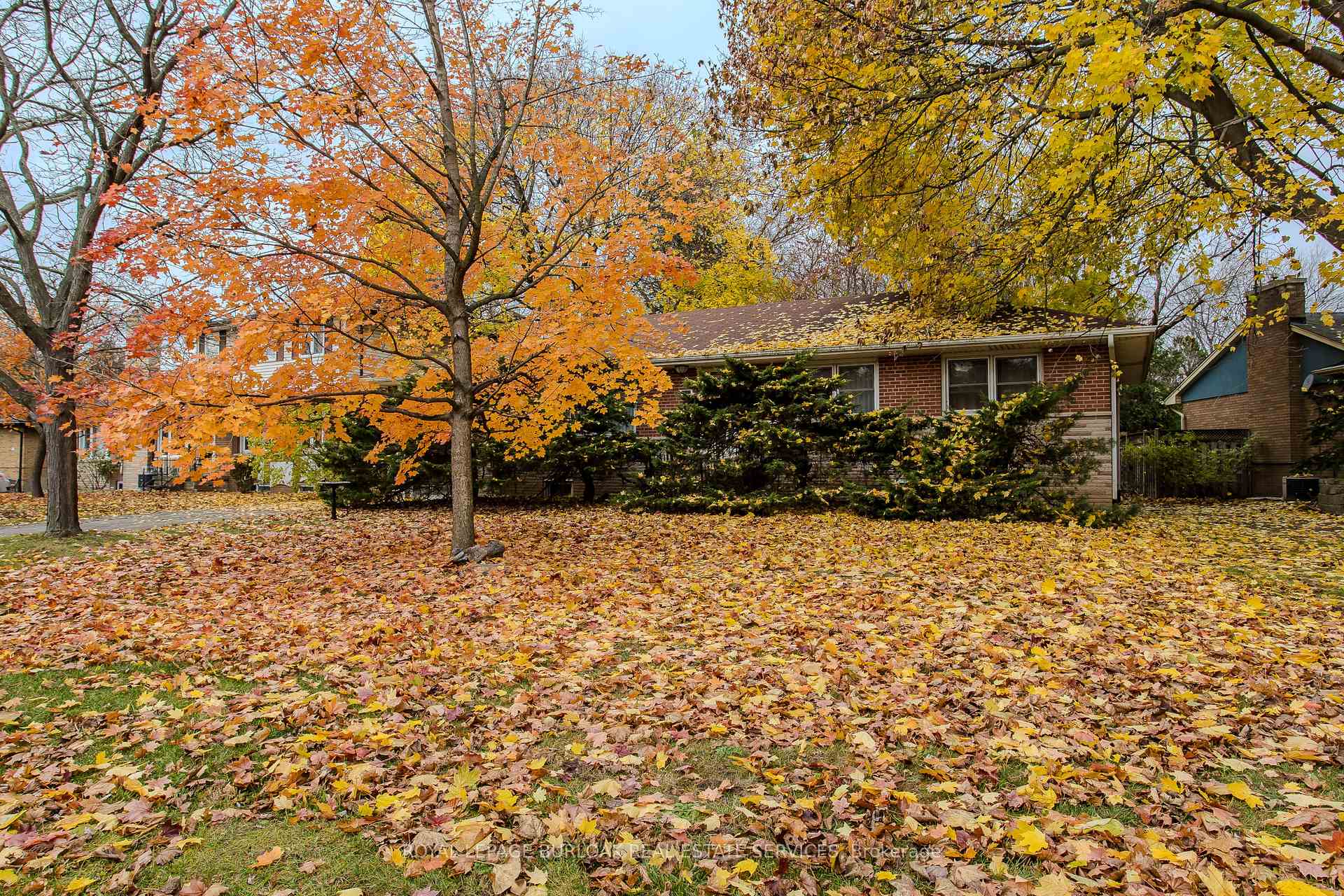 Photo 1 of 4041 Apple Valley Lane, Burlington, Shoreacres — HOMEH