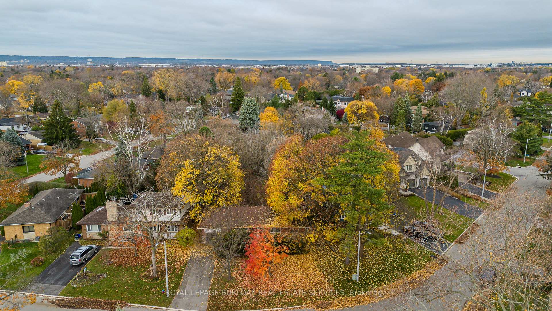 Photo 3 of 4041 Apple Valley Lane, Burlington, Shoreacres — HOMEH