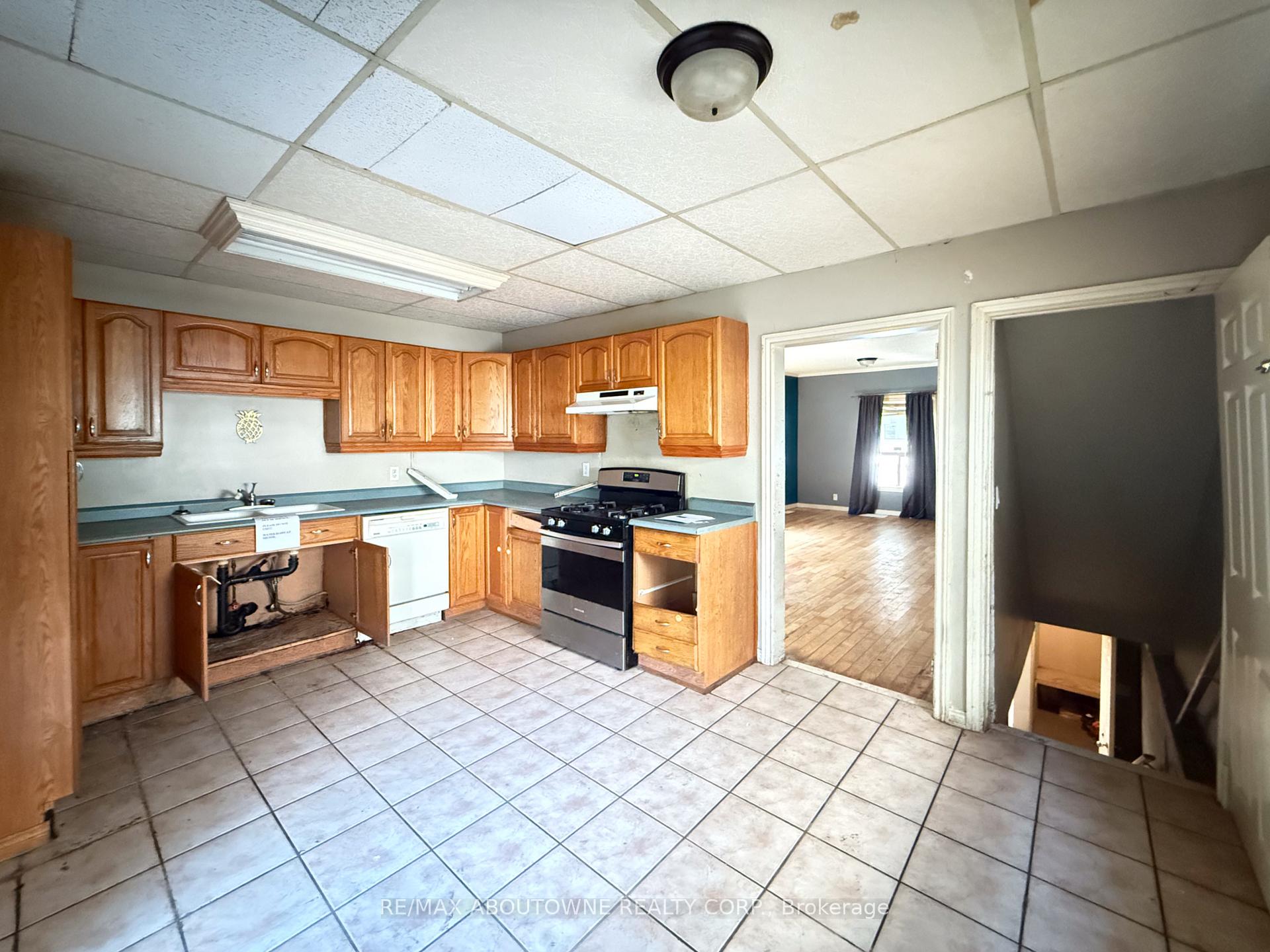 Photo 8 of 214 Burlington Street E, Hamilton, North End — HOMEH