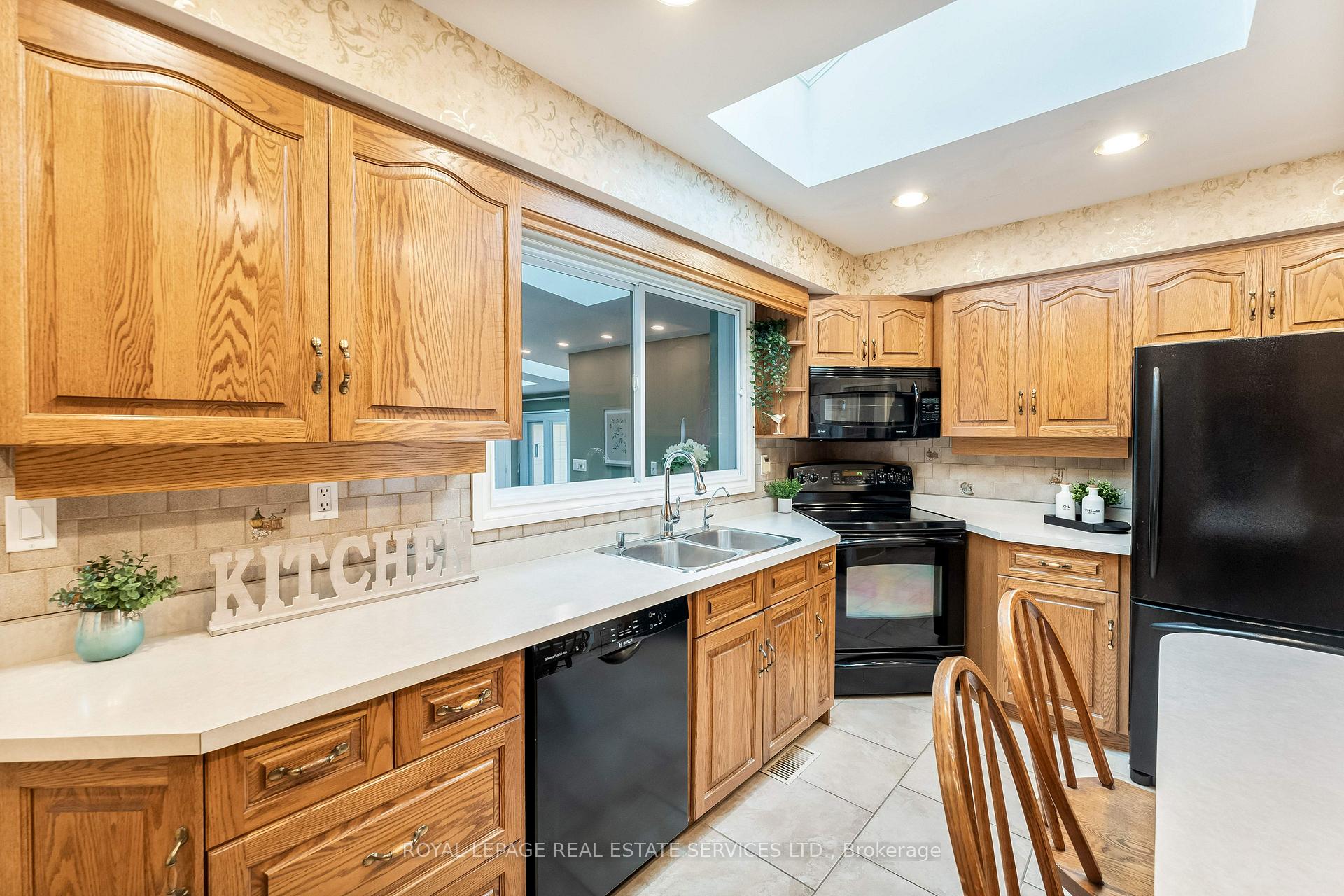 Photo 11 of 236 Belvenia Road, Burlington, Shoreacres — HOMEH