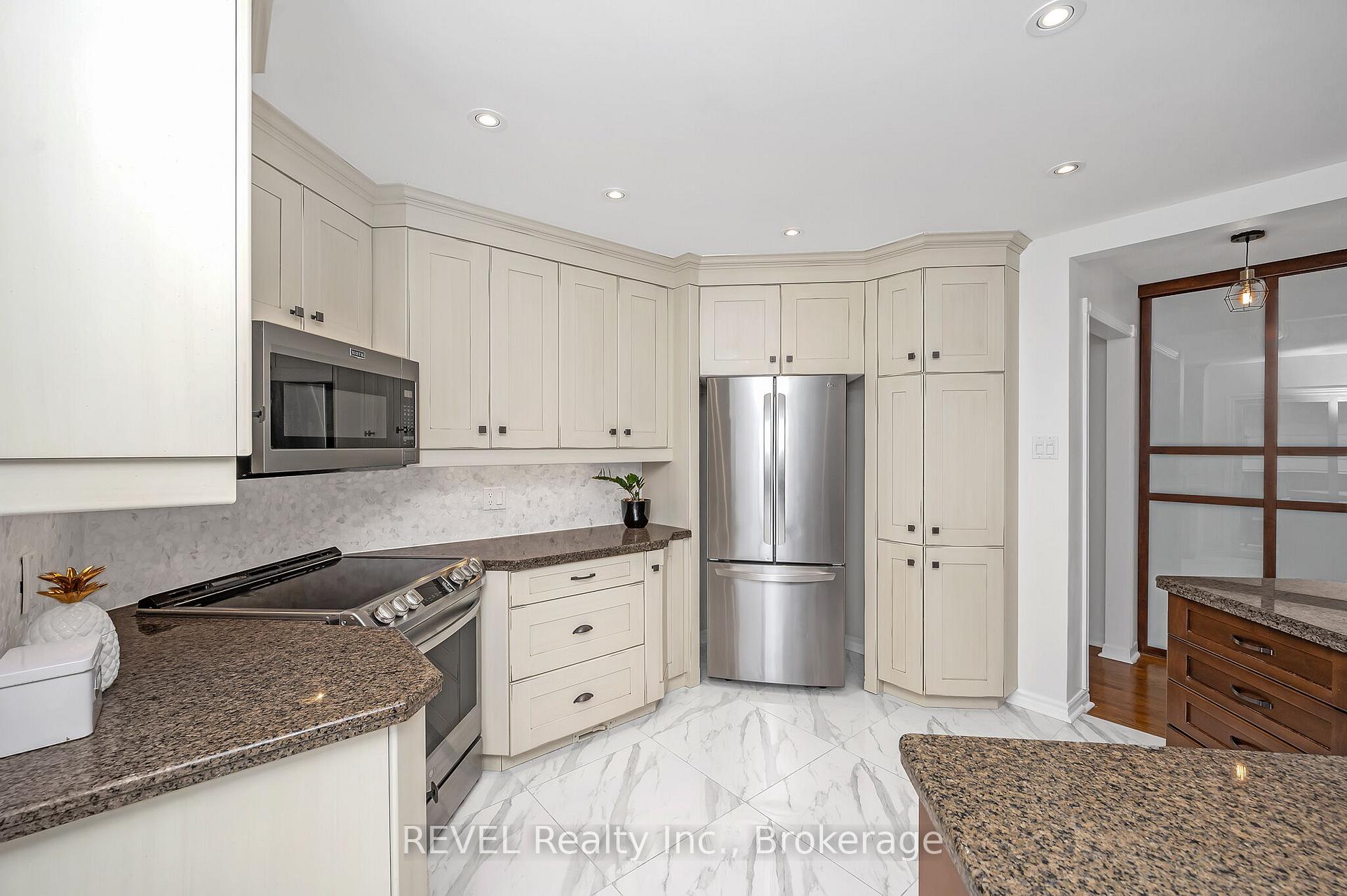 Photo 8 of 3330 Bristol Drive, Burlington, Palmer — HOMEH