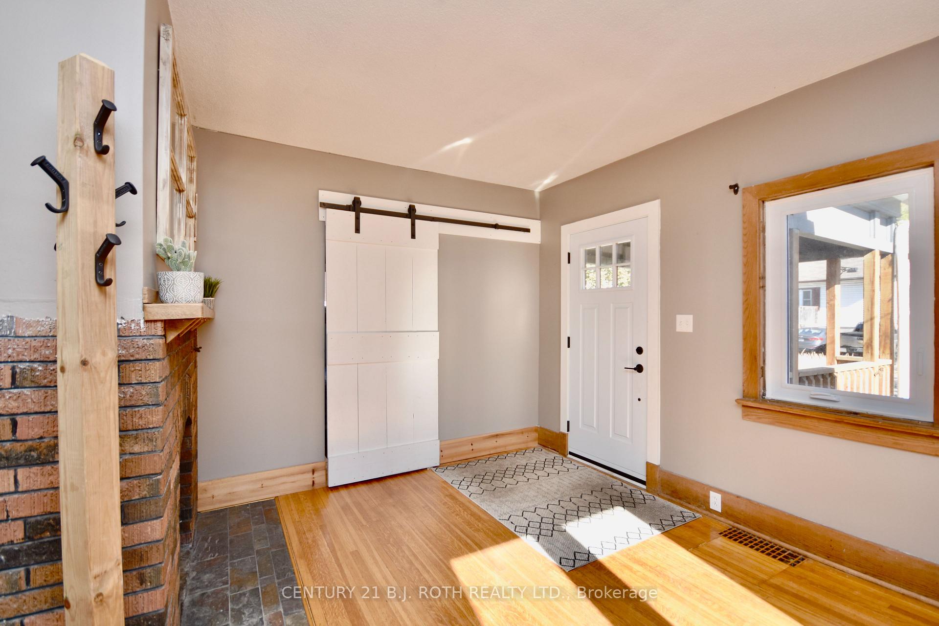Photo 3 of 124 Mary Street, Barrie, Queen's Park — HOMEH