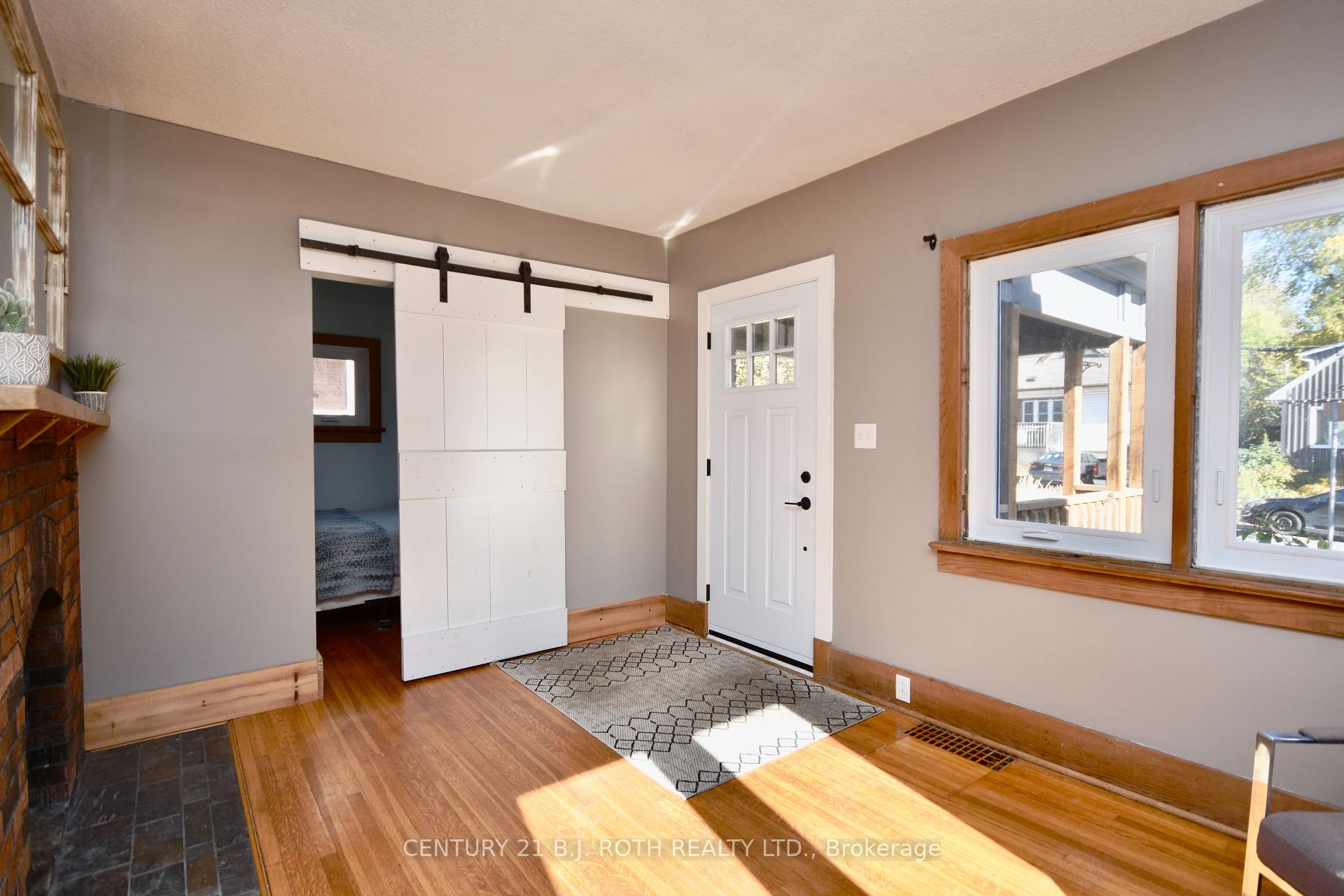 Photo 4 of 124 Mary Street, Barrie, Queen's Park — HOMEH