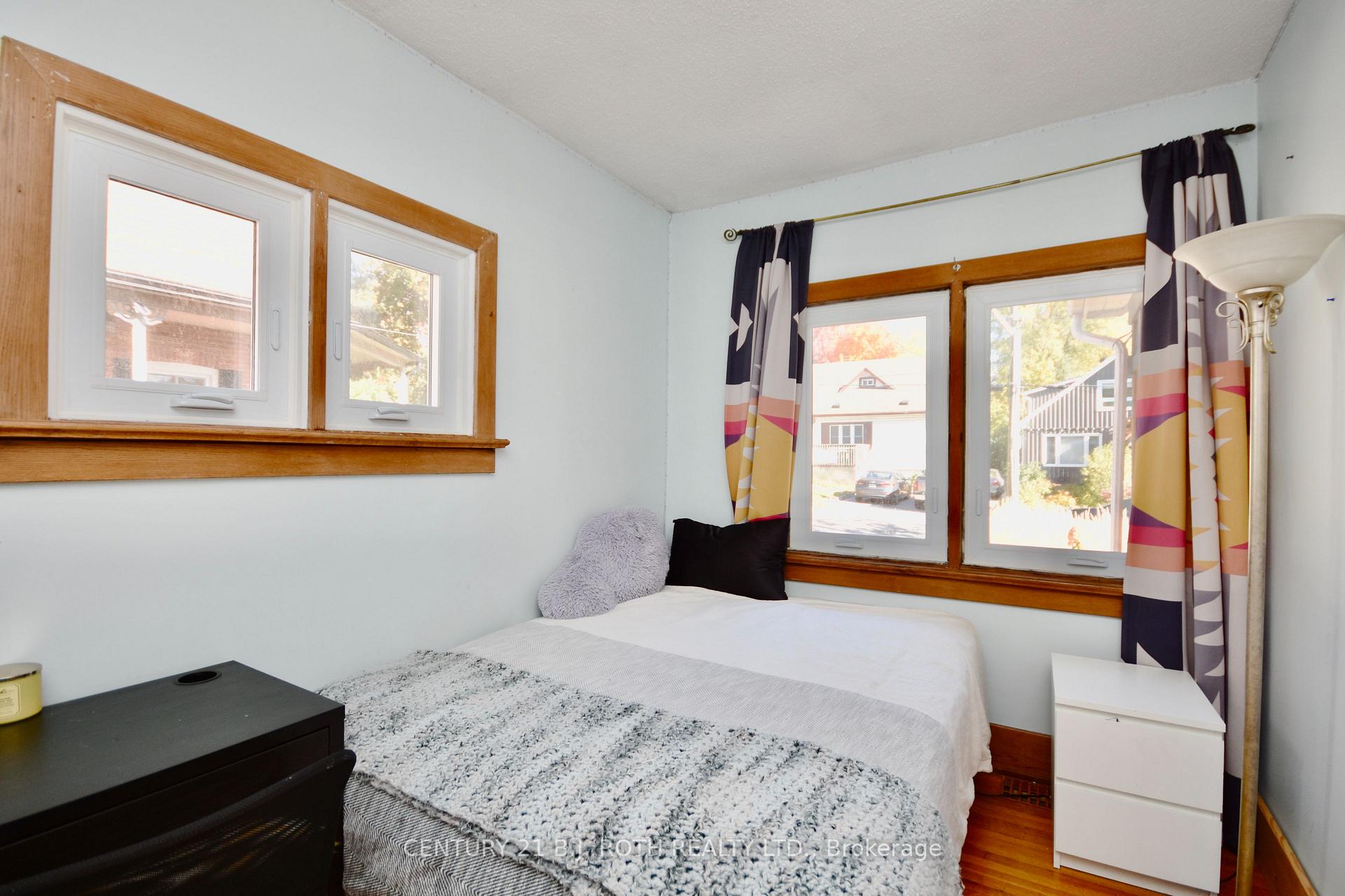Photo 5 of 124 Mary Street, Barrie, Queen's Park — HOMEH