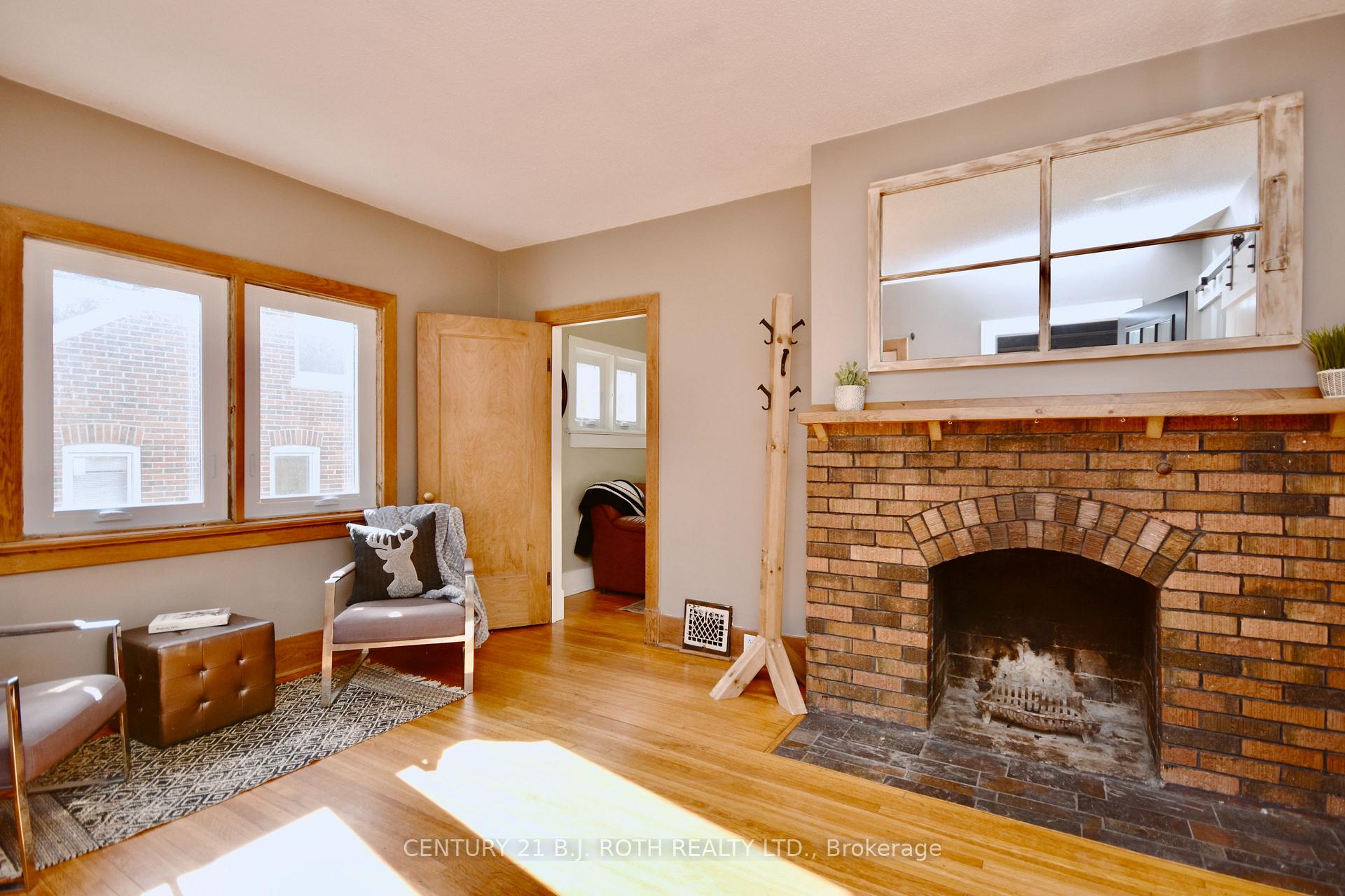 Photo 6 of 124 Mary Street, Barrie, Queen's Park — HOMEH