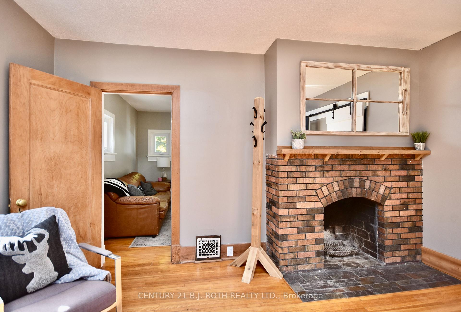 Photo 9 of 124 Mary Street, Barrie, Queen's Park — HOMEH
