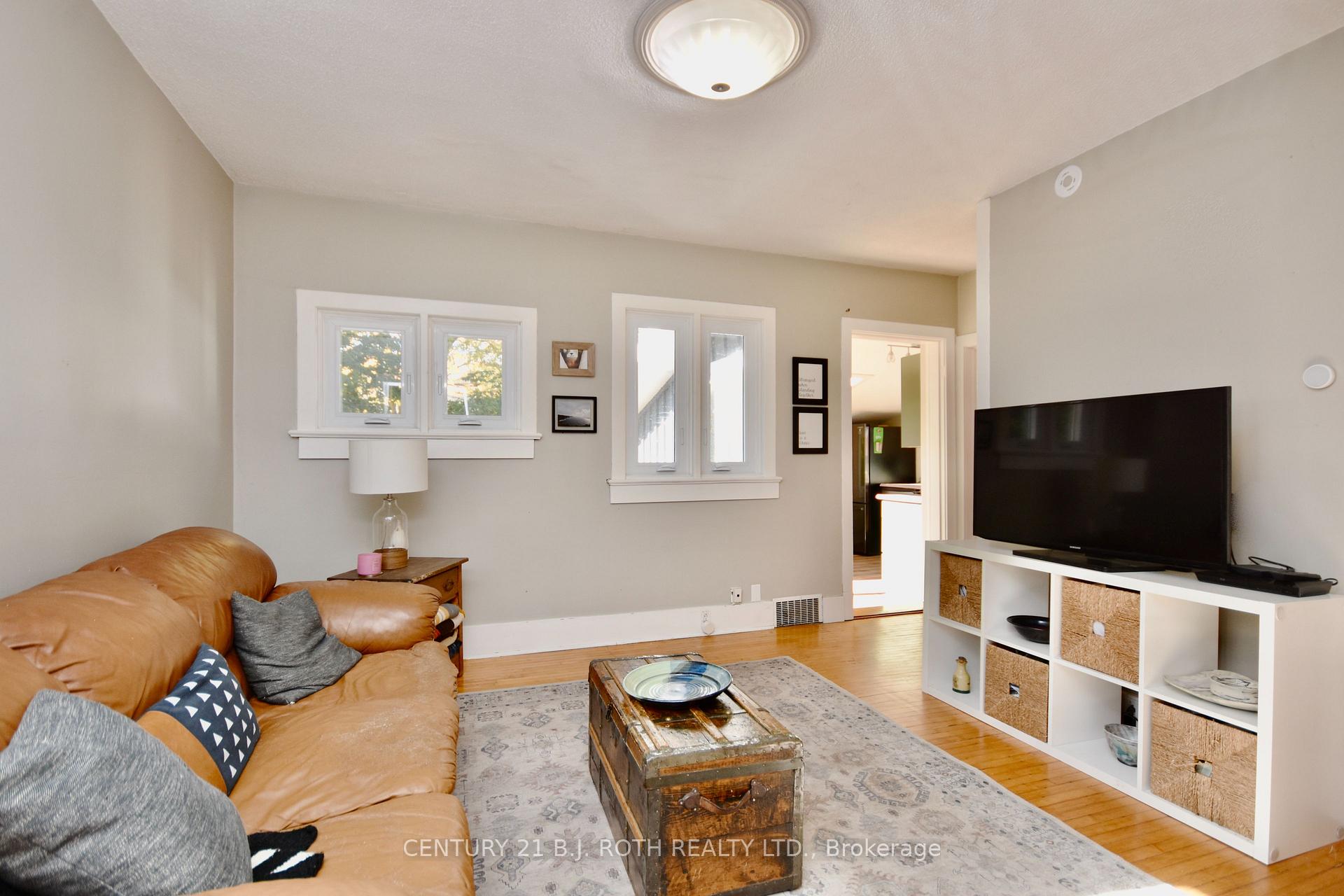 Photo 10 of 124 Mary Street, Barrie, Queen's Park — HOMEH