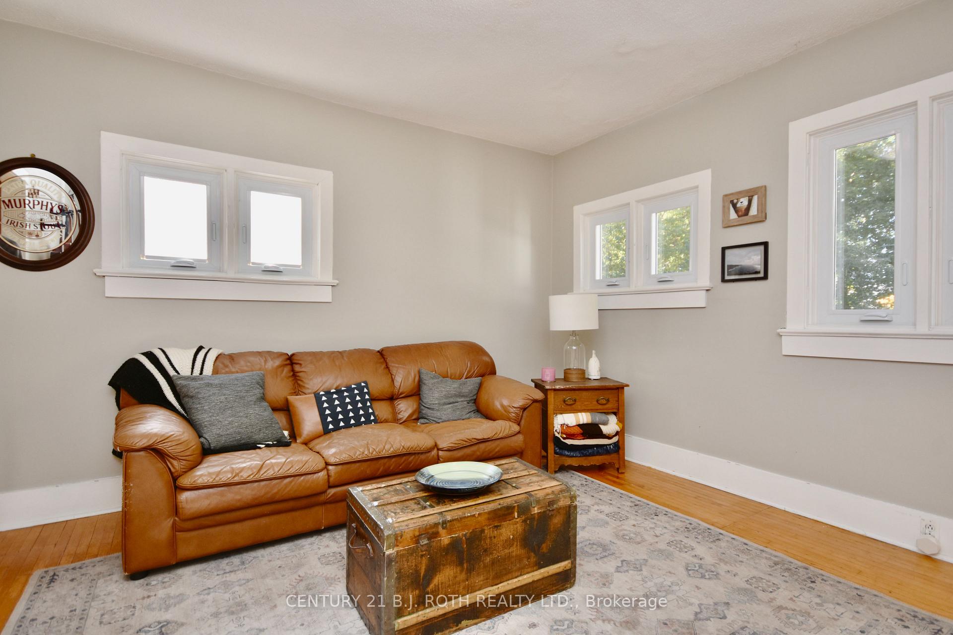 Photo 11 of 124 Mary Street, Barrie, Queen's Park — HOMEH