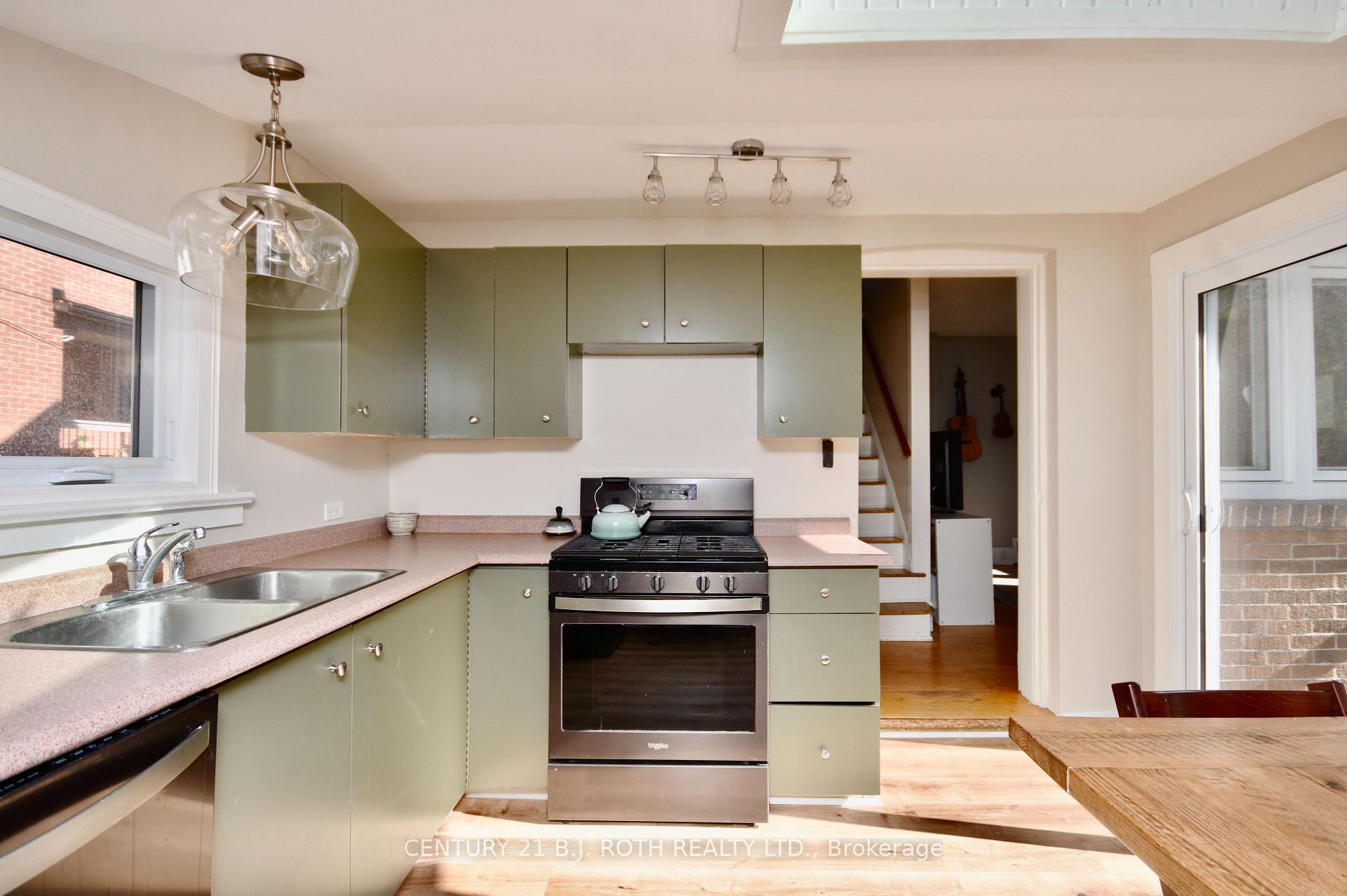 Photo 15 of 124 Mary Street, Barrie, Queen's Park — HOMEH