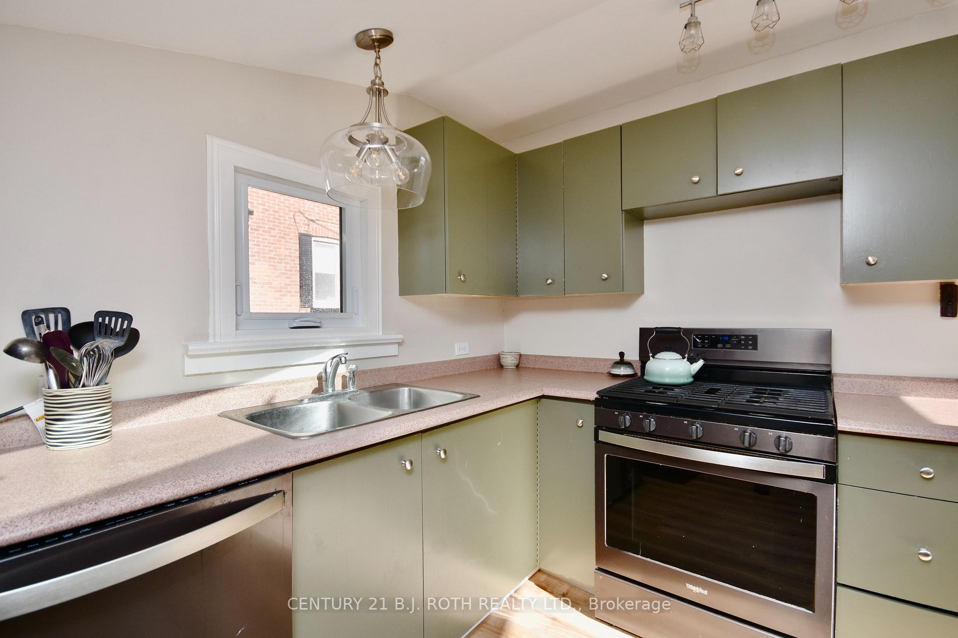 Photo 16 of 124 Mary Street, Barrie, Queen's Park — HOMEH
