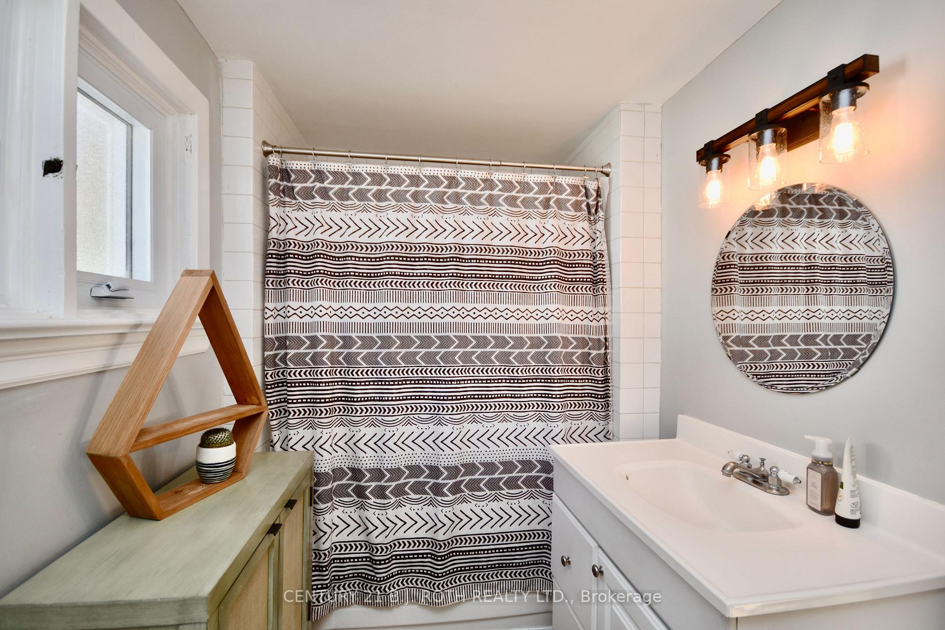 Photo 17 of 124 Mary Street, Barrie, Queen's Park — HOMEH