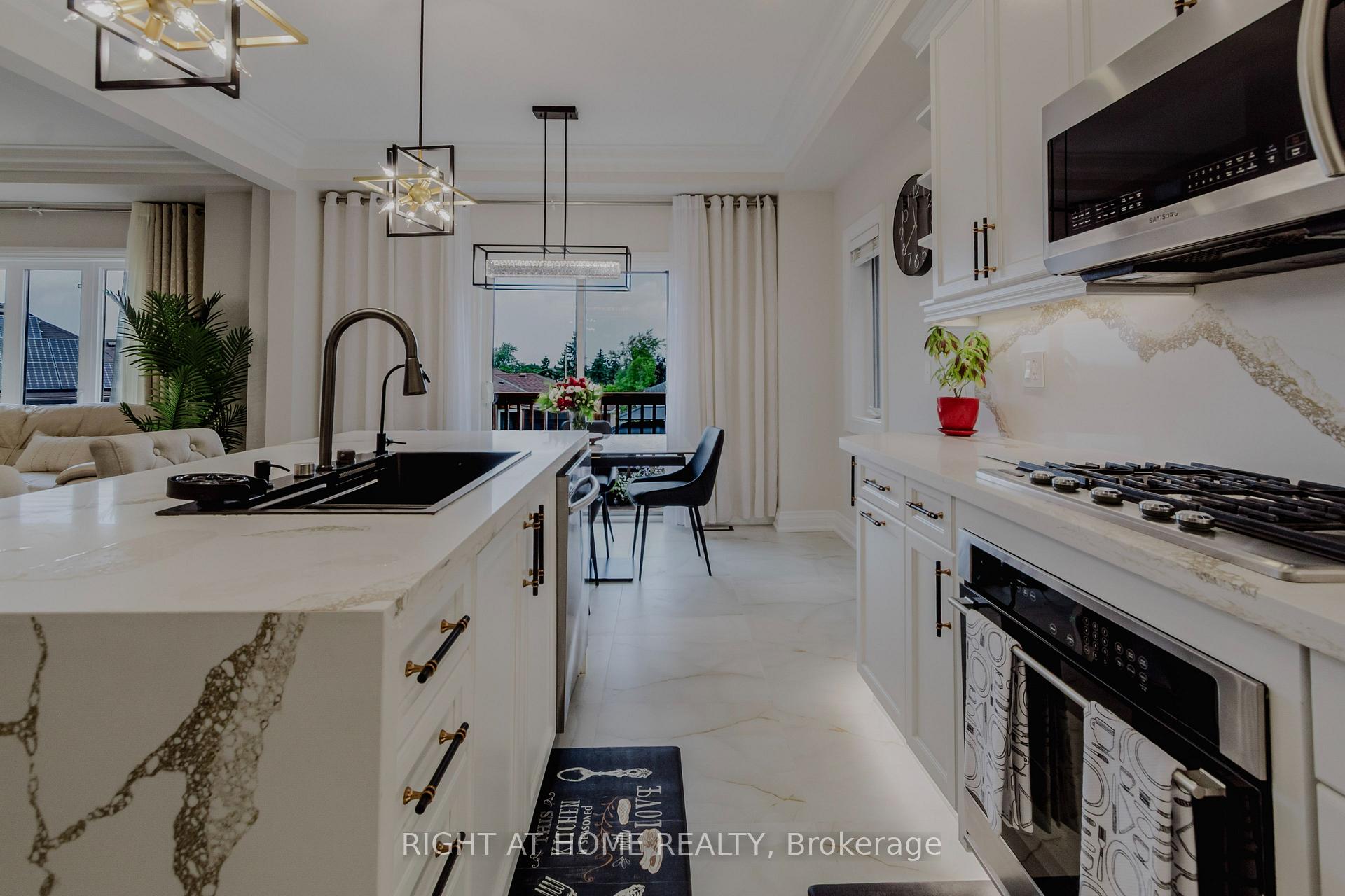 Photo 9 of 12 Bankfield Crescent, Hamilton, Stoney Creek Mountain — HOMEH