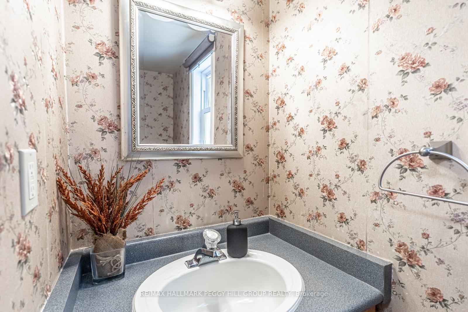 Photo 7 of 39 Bates Court, Barrie, Painswick North — HOMEH