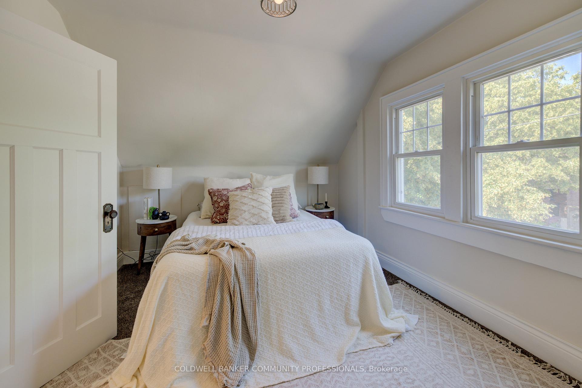 Photo 21 of 29 Linwood Avenue, Hamilton, Kirkendall — HOMEH