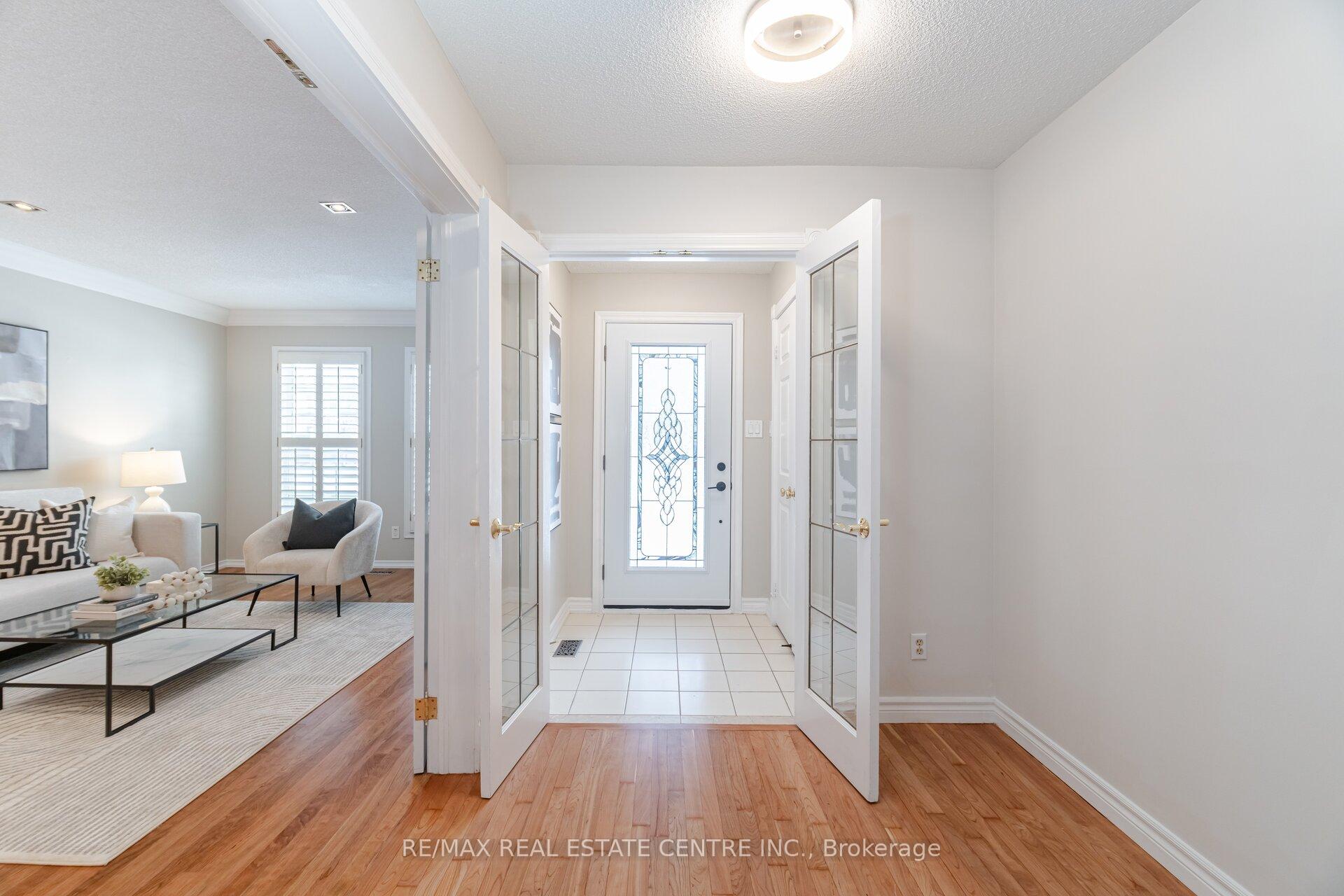 Photo 4 of 2130 Berwick Drive, Burlington, Rose — HOMEH