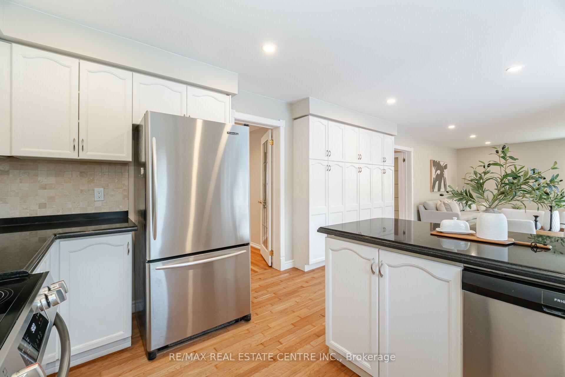 Photo 12 of 2130 Berwick Drive, Burlington, Rose — HOMEH