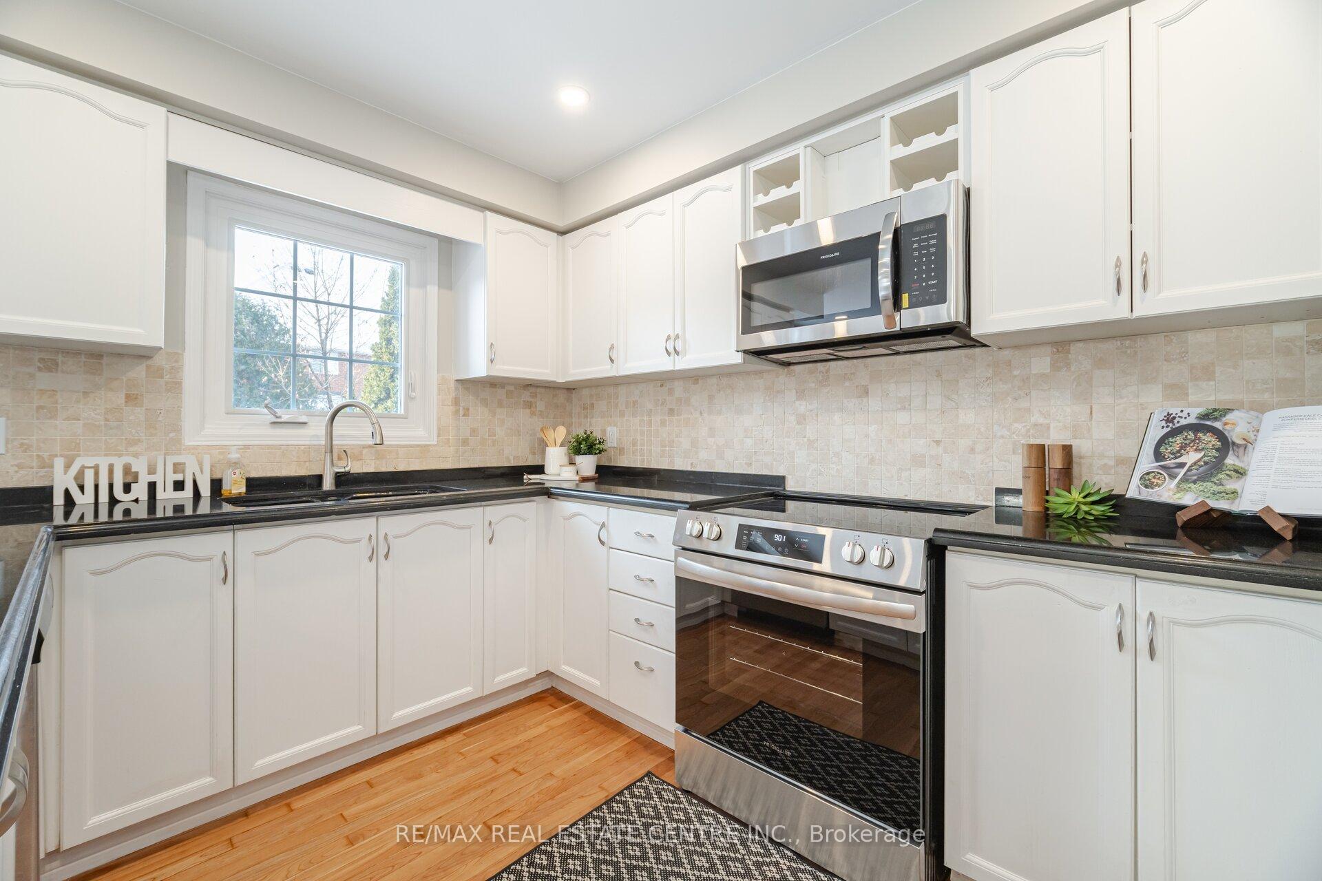 Photo 14 of 2130 Berwick Drive, Burlington, Rose — HOMEH