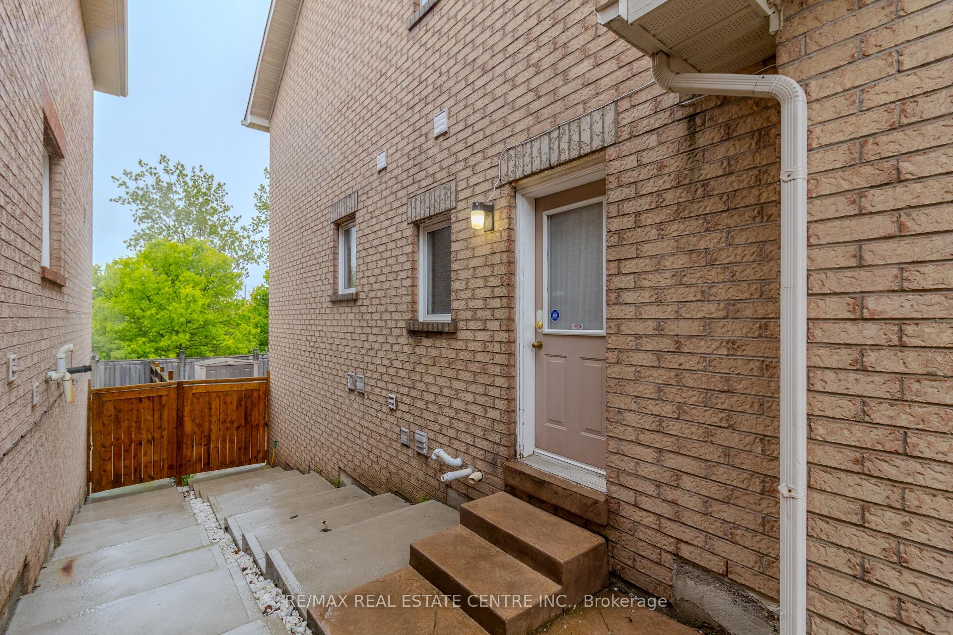 Photo 4 of 116 Rollingwood Bsmt Drive, Brampton, Fletcher's Creek South — HOMEH