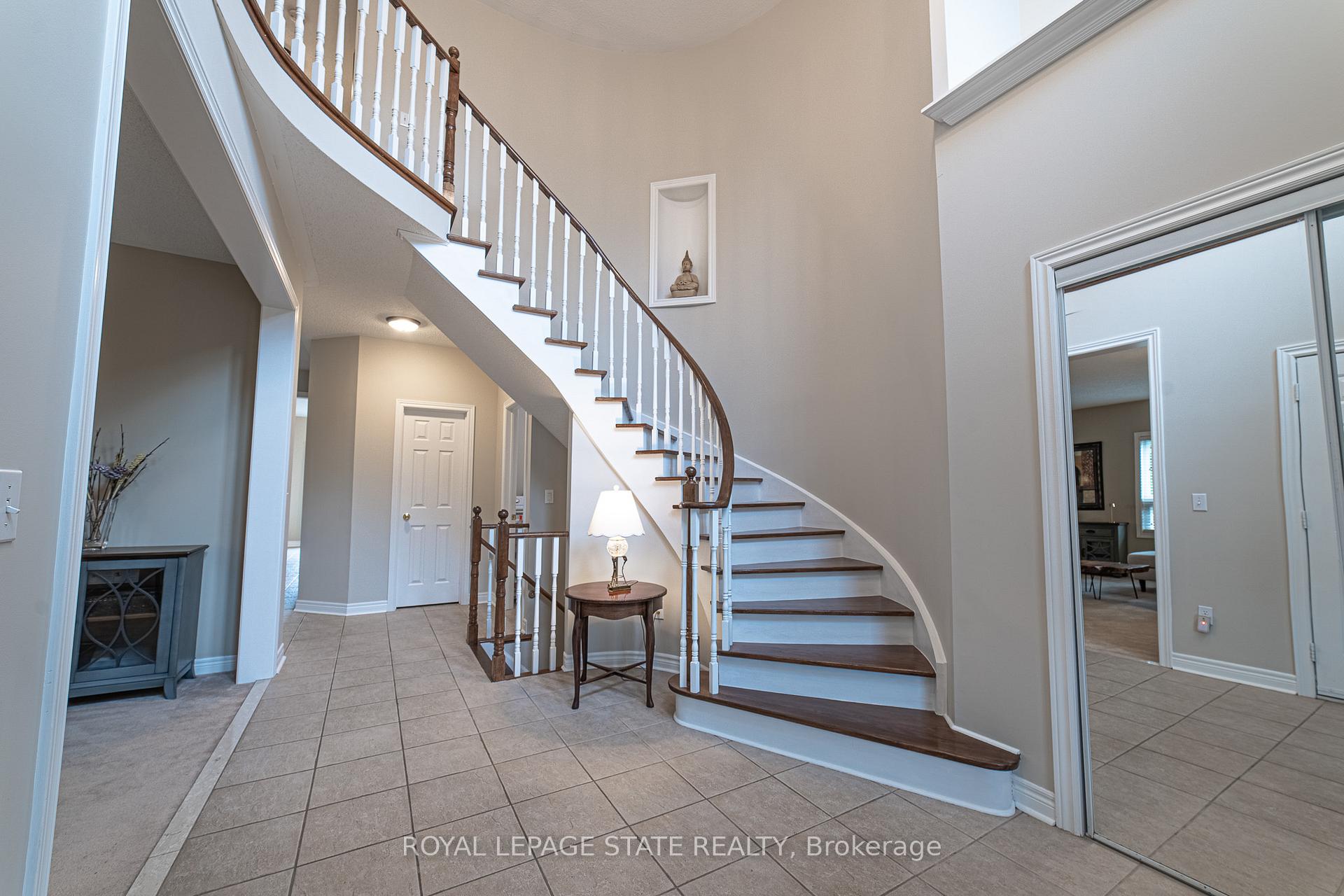 Photo 4 of 120 Sundial Crescent, Hamilton, Dundas — HOMEH