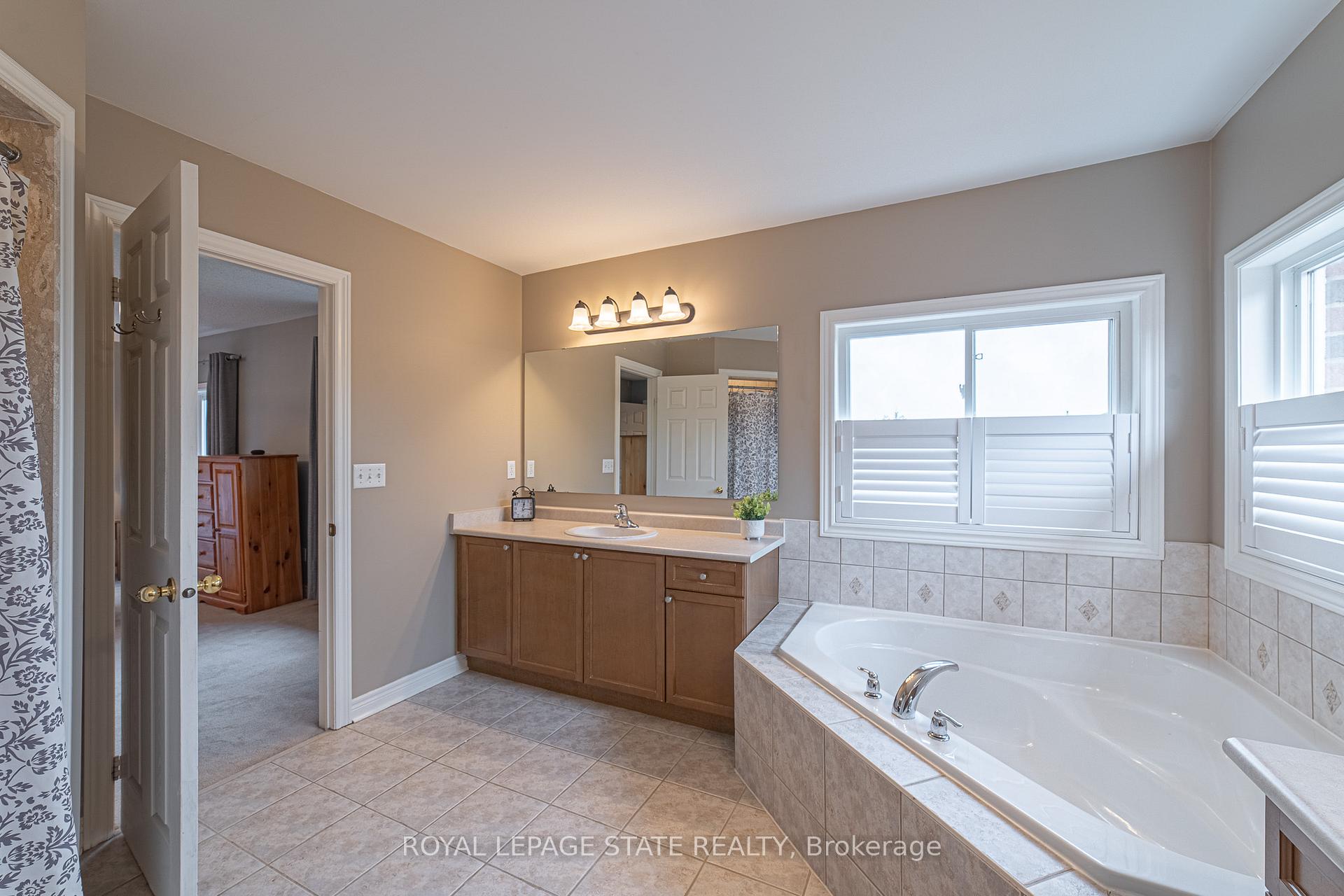 Photo 32 of 120 Sundial Crescent, Hamilton, Dundas — HOMEH