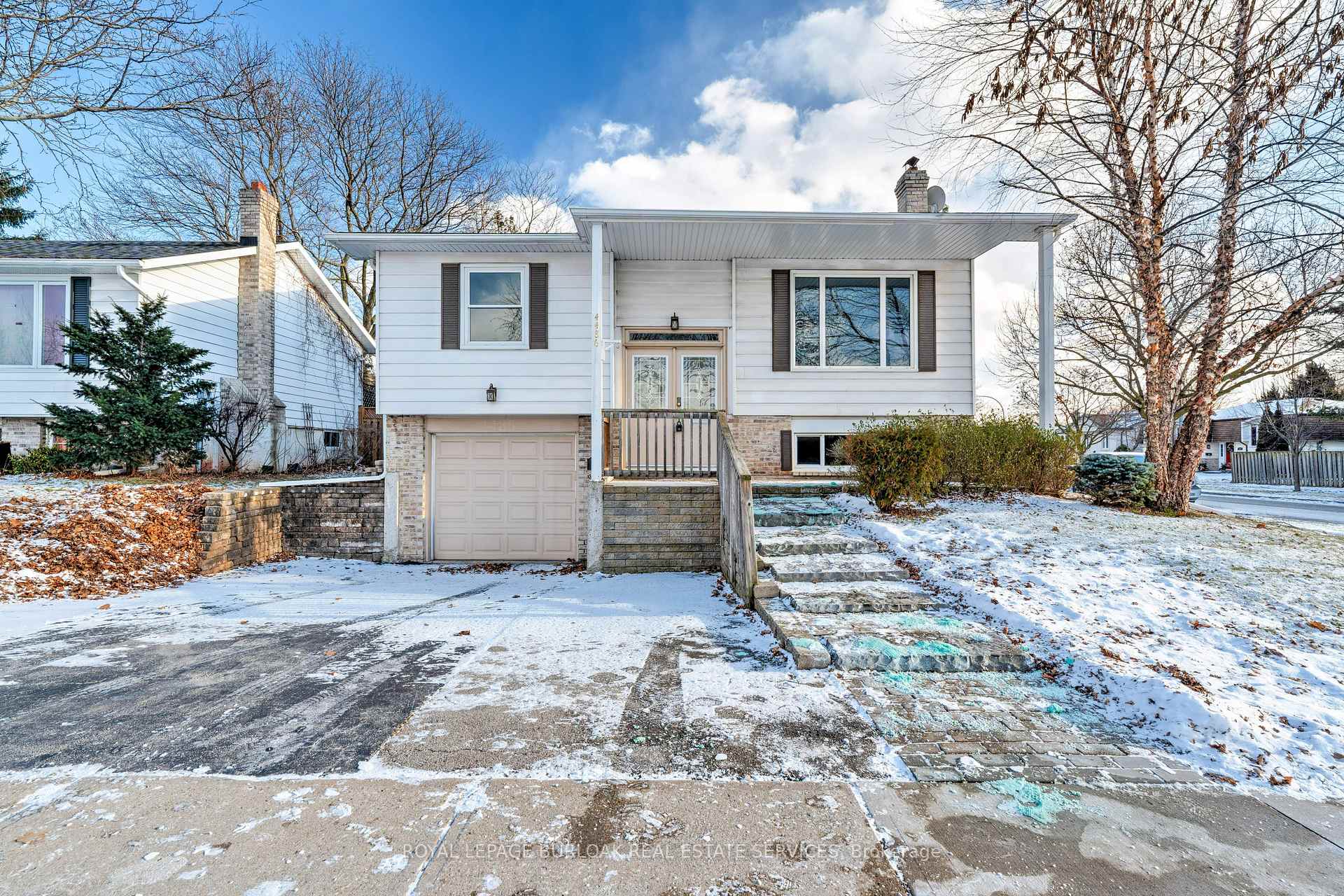Photo 1 of 4486 Longmoor Drive, Burlington, Shoreacres — HOMEH