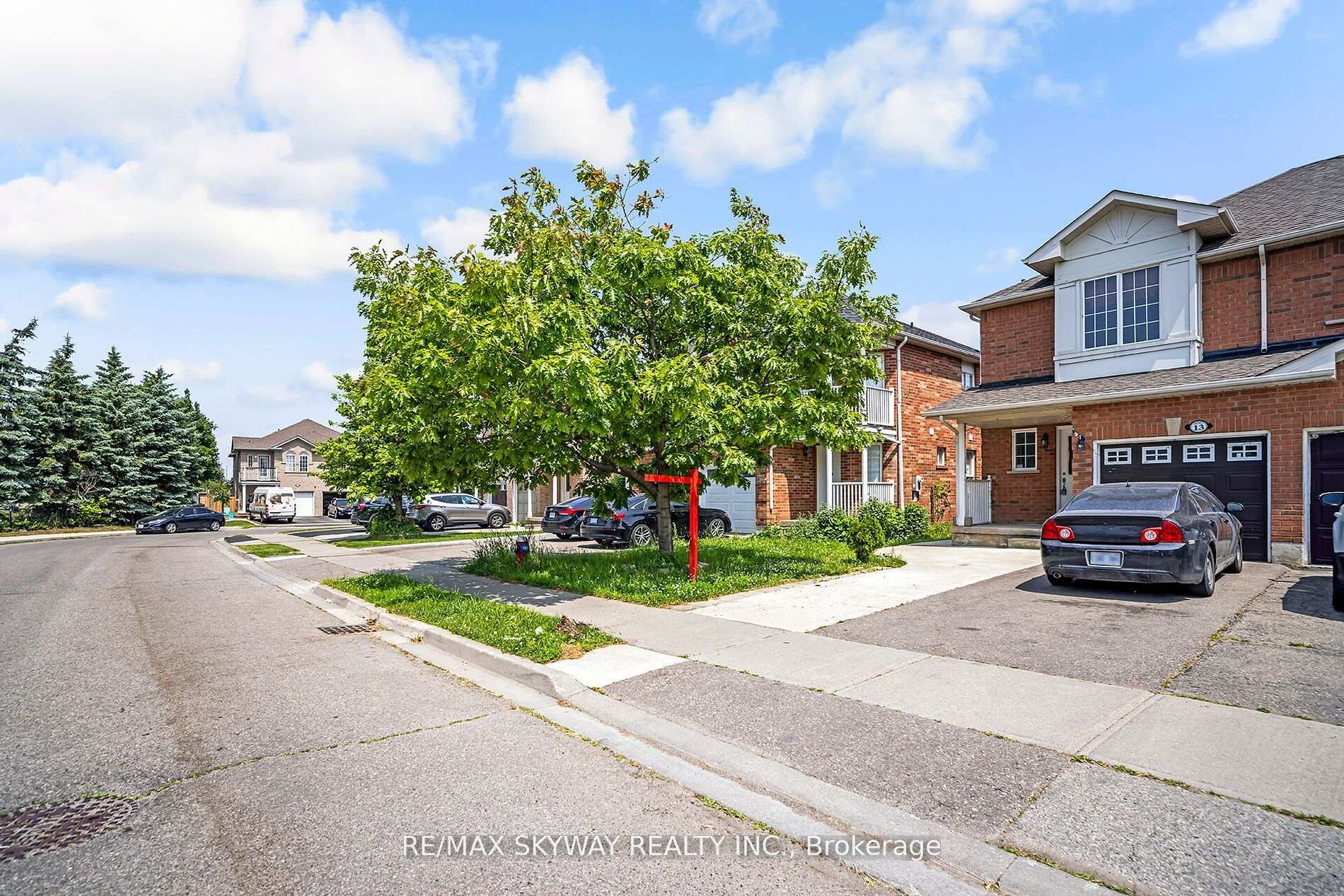 Photo 2 of 13 Ozner Court, Brampton, Fletcher's Meadow — HOMEH