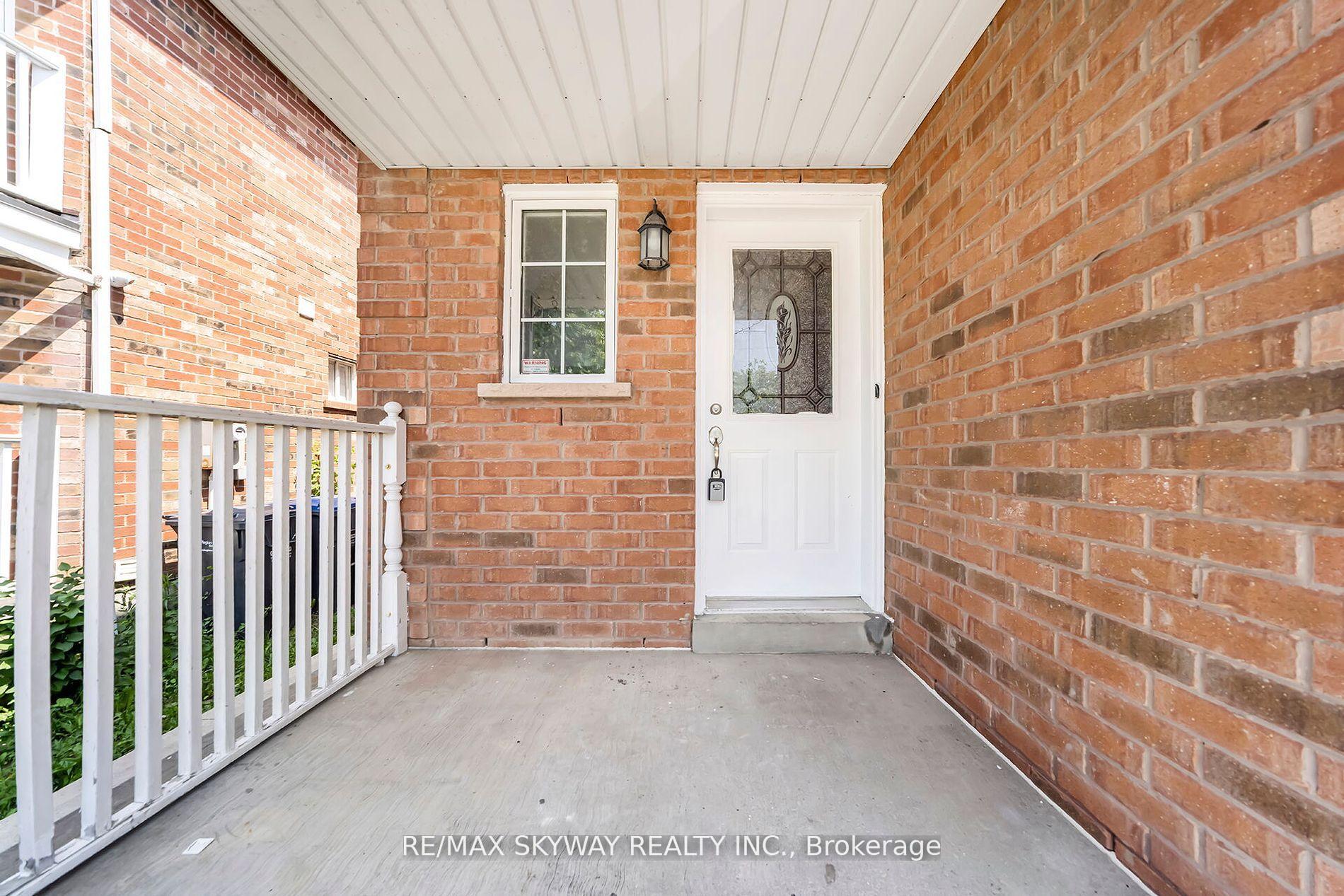 Photo 4 of 13 Ozner Court, Brampton, Fletcher's Meadow — HOMEH