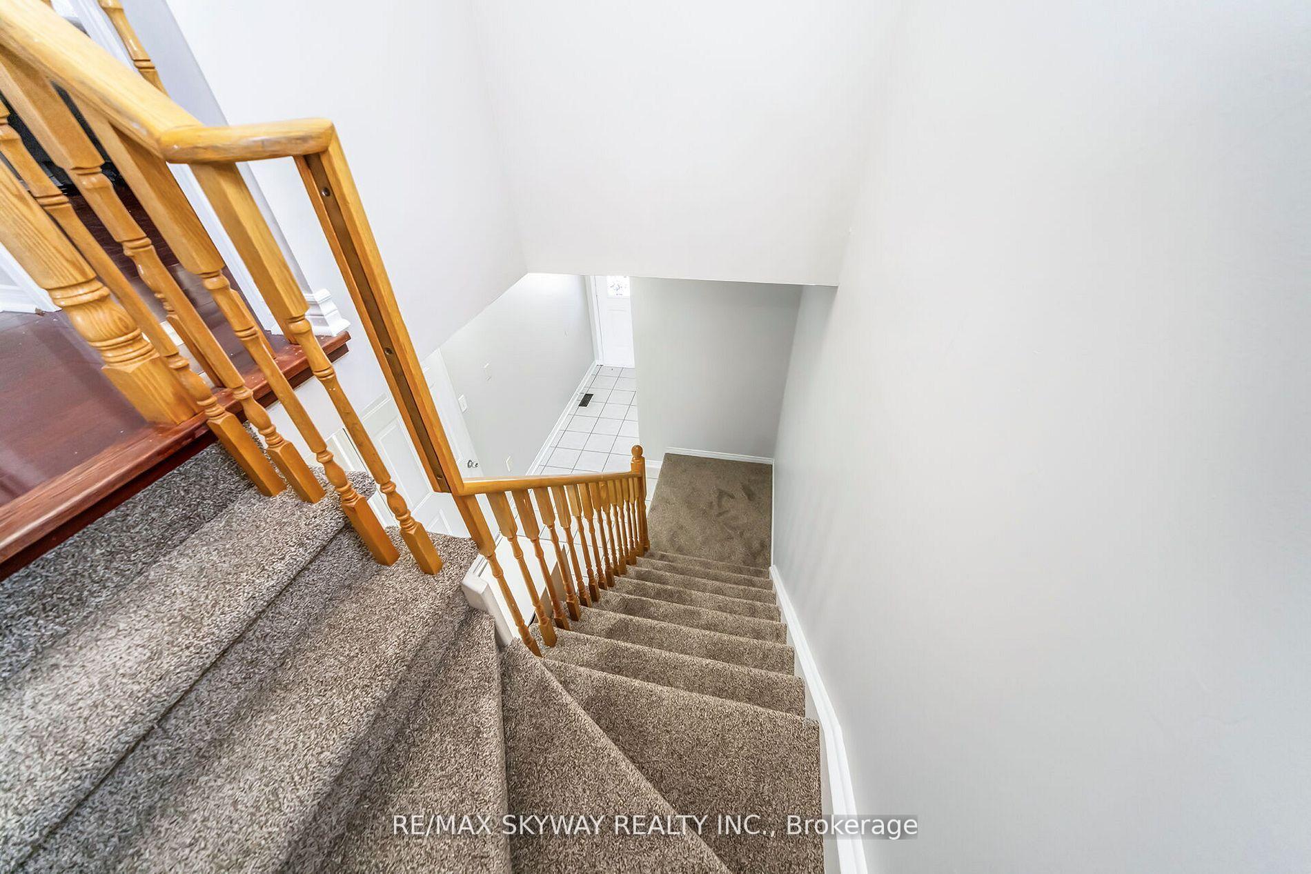 Photo 5 of 13 Ozner Court, Brampton, Fletcher's Meadow — HOMEH