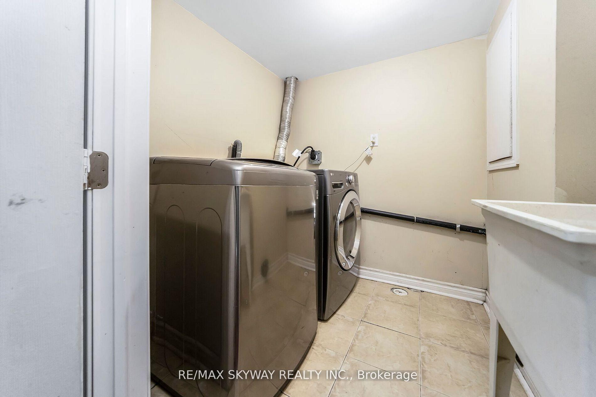Photo 11 of 13 Ozner Court, Brampton, Fletcher's Meadow — HOMEH
