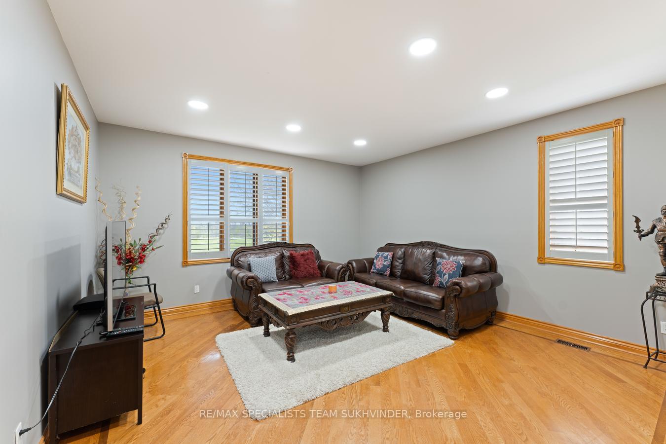 Photo 10 of 22 Bowman Avenue, Brampton, Toronto Gore Rural Estate — HOMEH