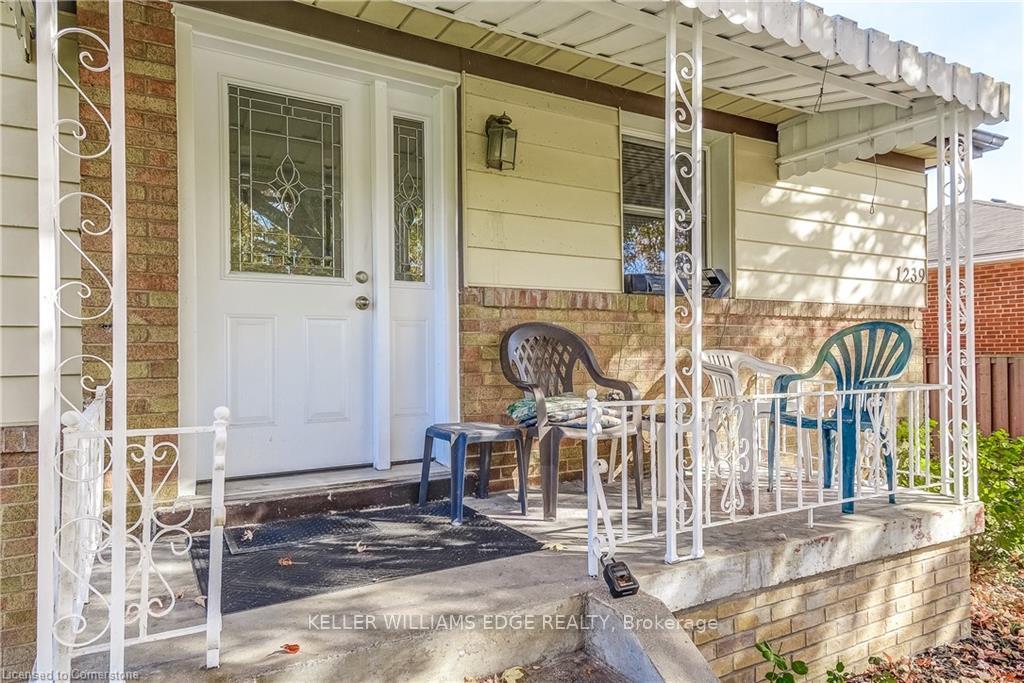 Photo 2 of 1239 De Quincy Crescent, Burlington, Mountainside — HOMEH
