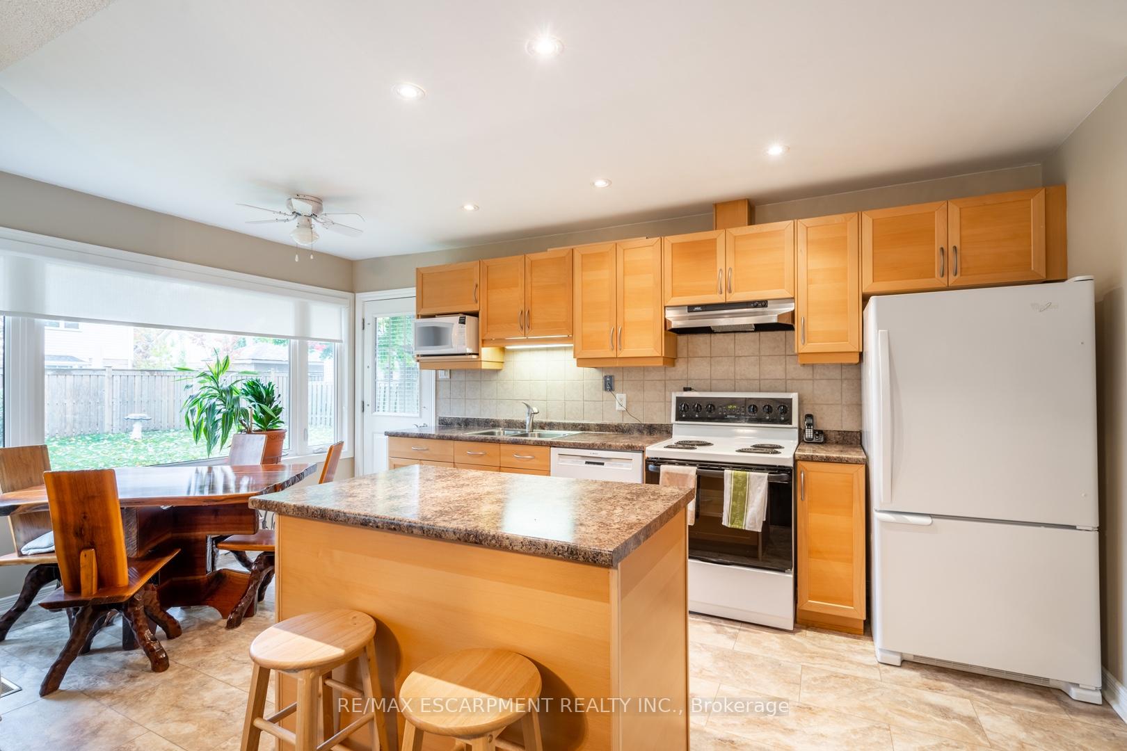 Photo 8 of 375 Melanie Crescent, Hamilton, Ancaster — HOMEH